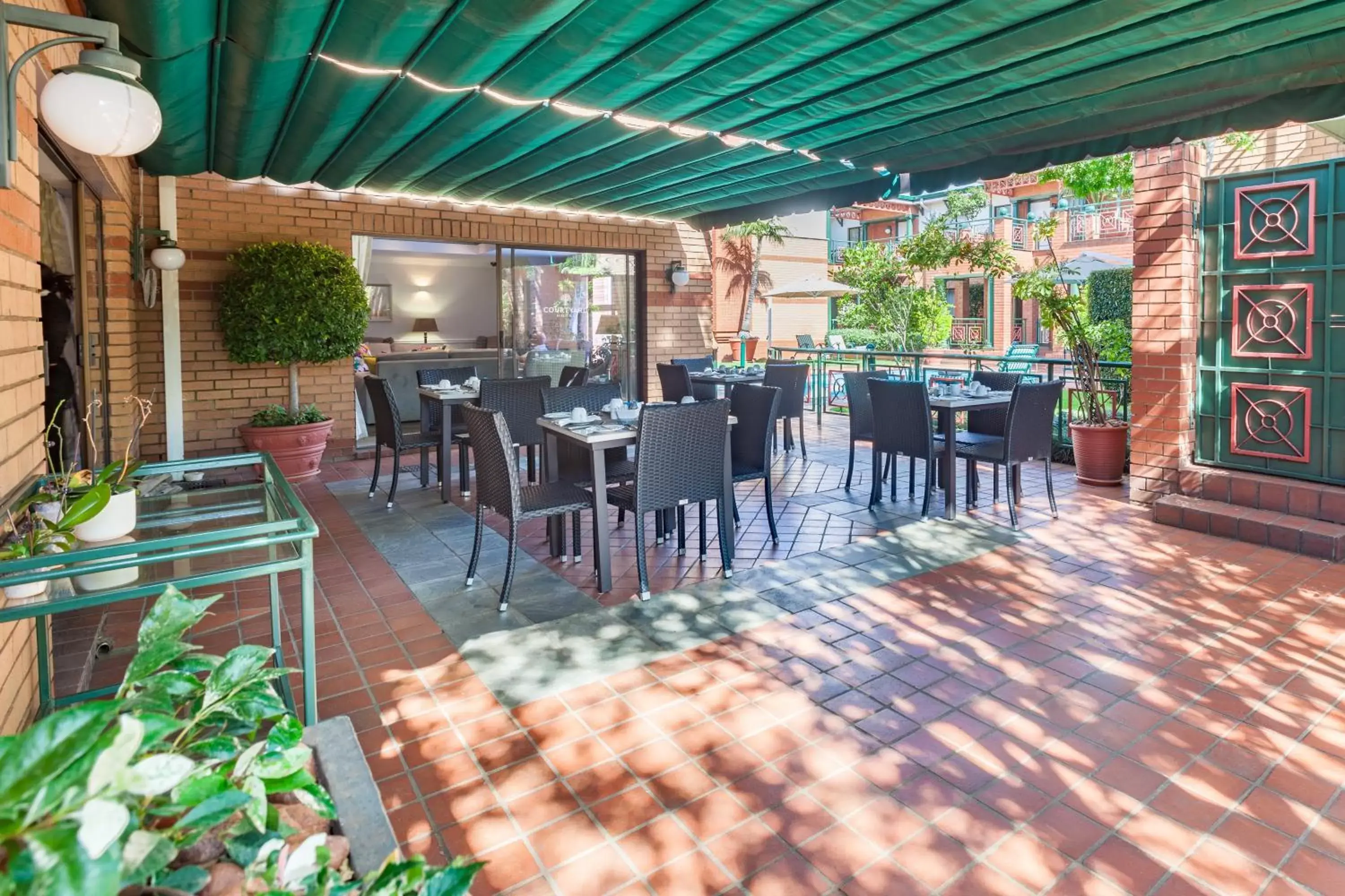 Patio, Restaurant/Places to Eat in Courtyard Hotel Rosebank