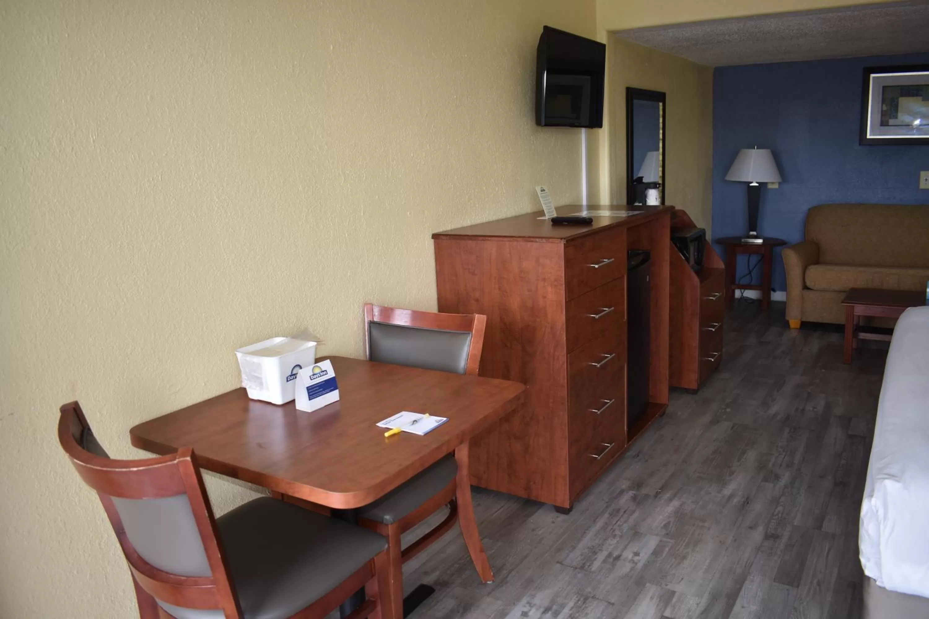 TV and multimedia in Days Inn by Wyndham Wildwood I-75