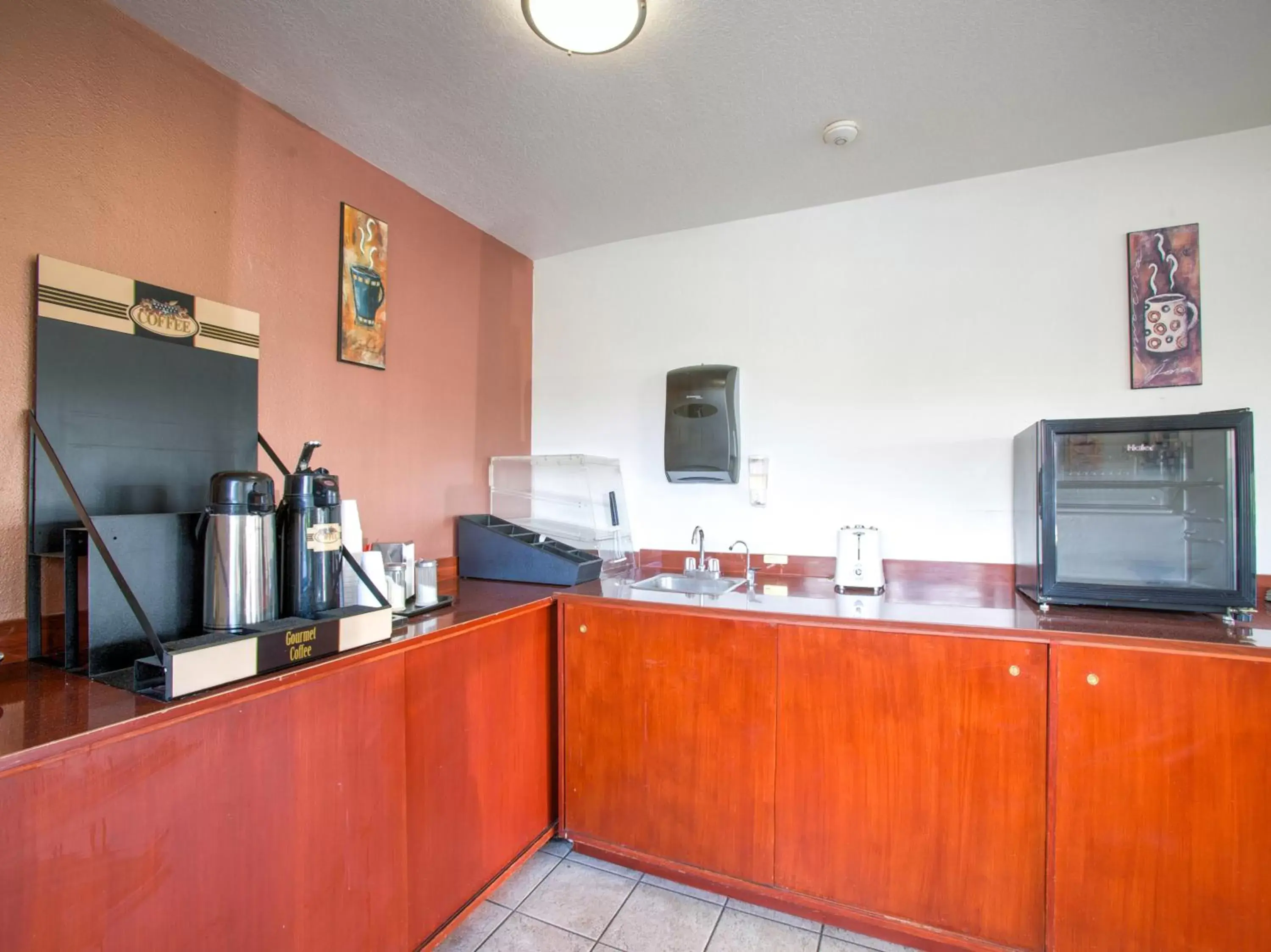 Area and facilities, Kitchen/Kitchenette in OYO Woodland Hotel and Suites