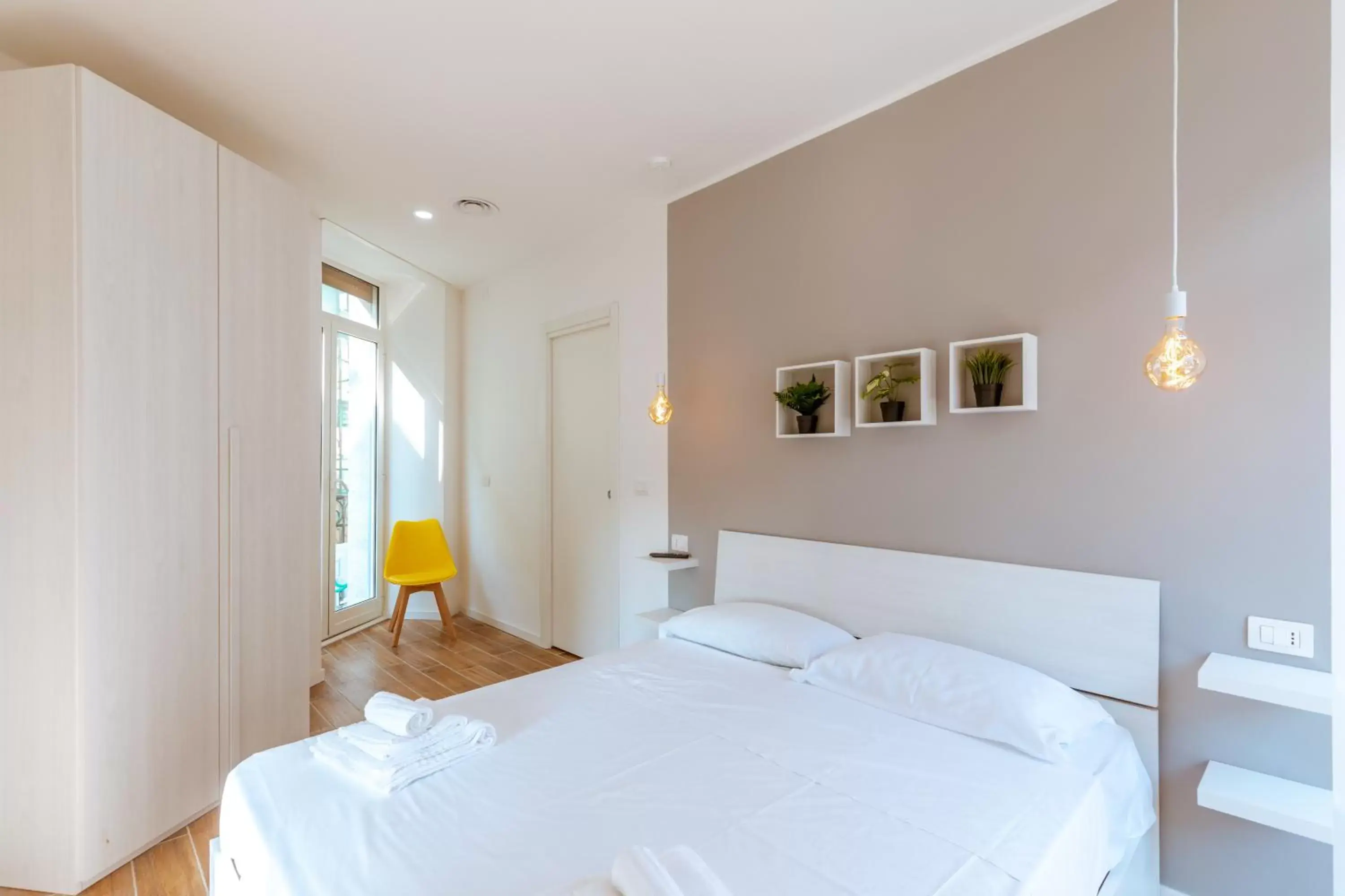 Bedroom, Bed in Central House - Apartments in Naples