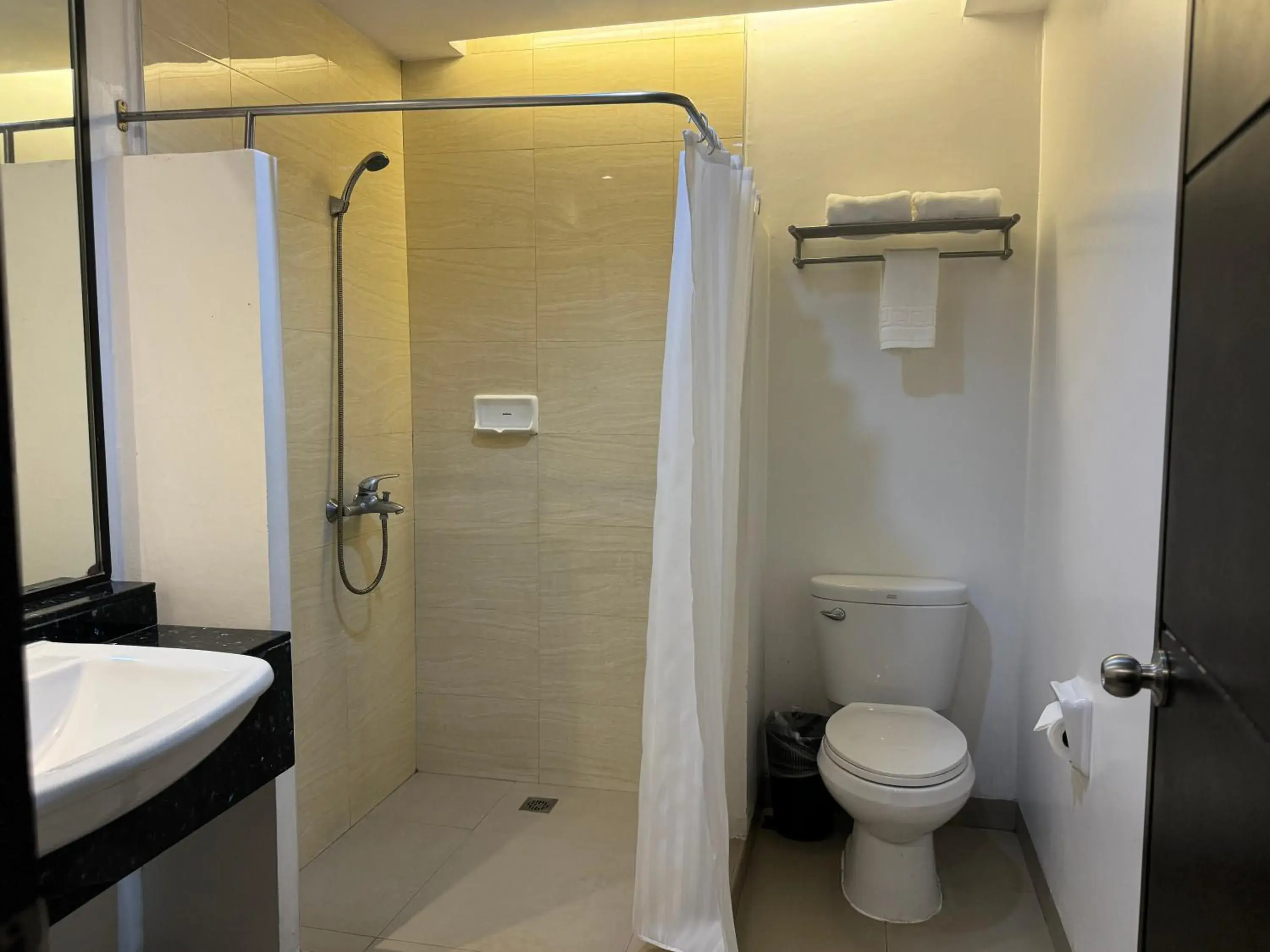 Bathroom in Circle Inn - Iloilo City Center