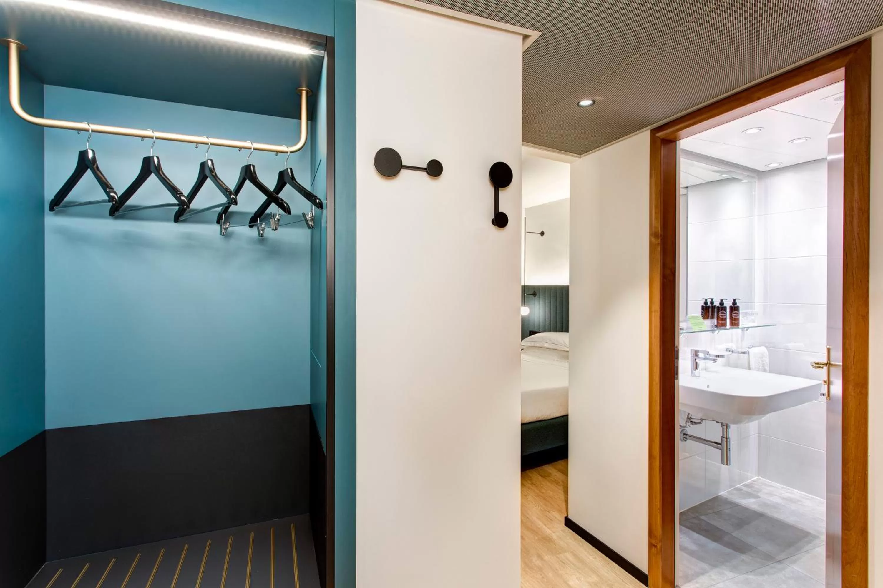 Bathroom, Bed in LUGANODANTE Boutique & Lifestyle Hotel