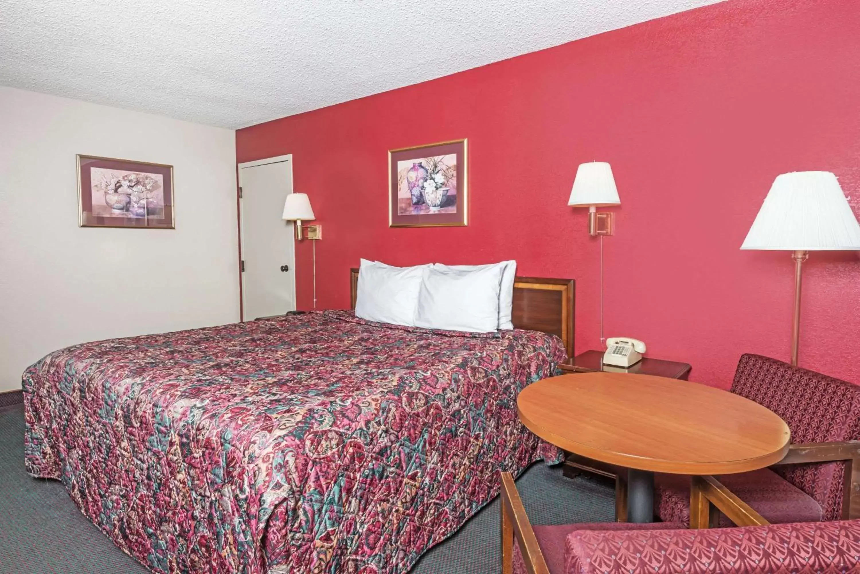 Photo of the whole room, Bed in Days Inn by Wyndham New Market