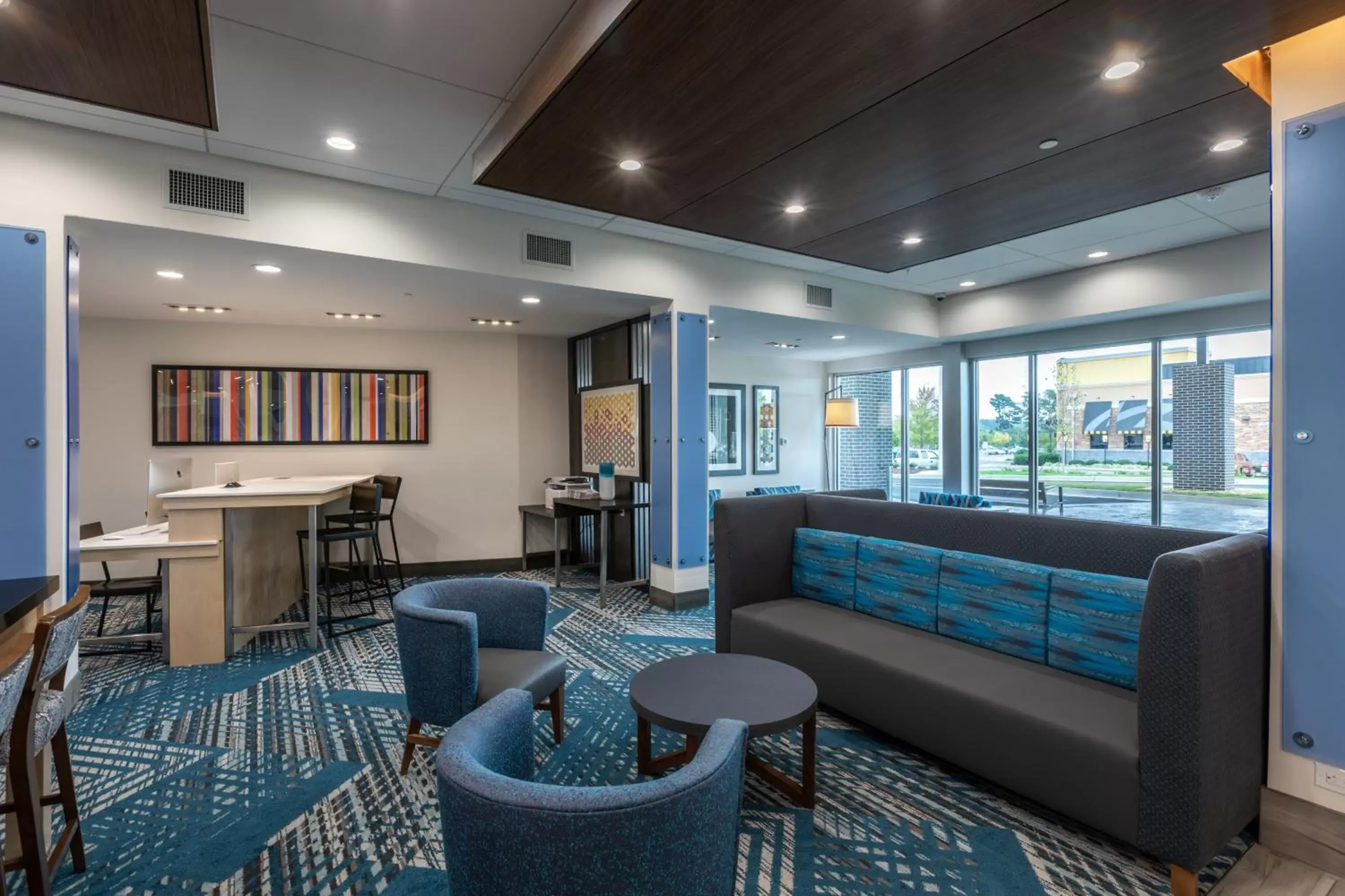 Property building, Lounge/Bar in Holiday Inn Express & Suites Gainesville - Lake Lanier Area, an IHG Hotel