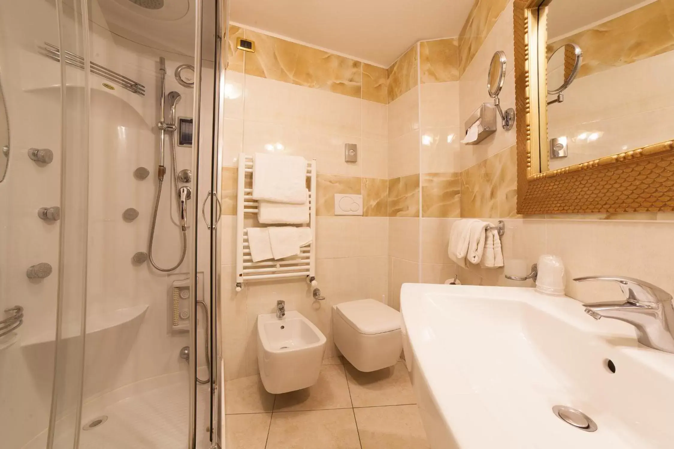 Bathroom in Hotel Diplomat Palace