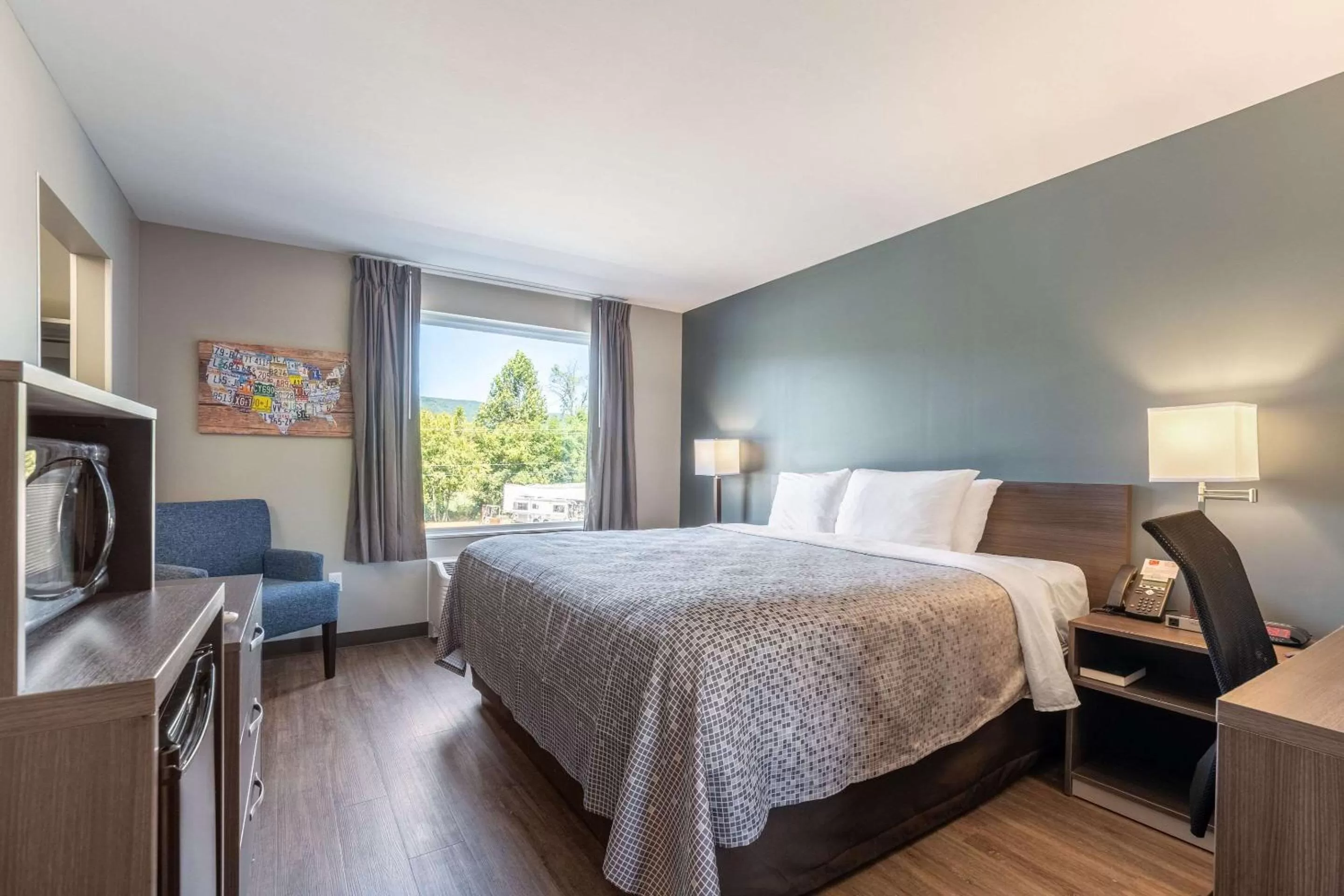 Photo of the whole room, Bed in Econo Lodge