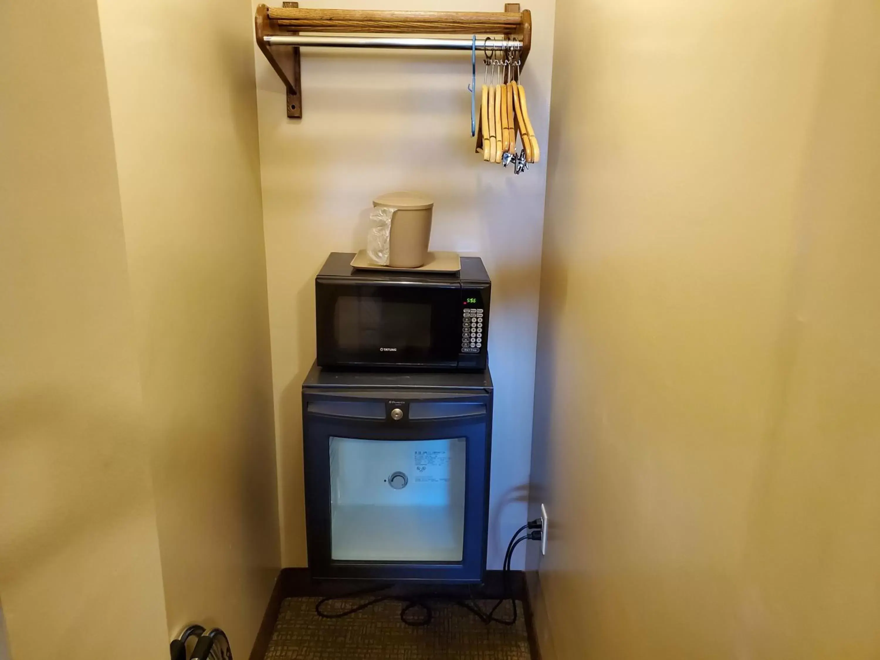 TV/Entertainment Center in Jefferson Hills Motel