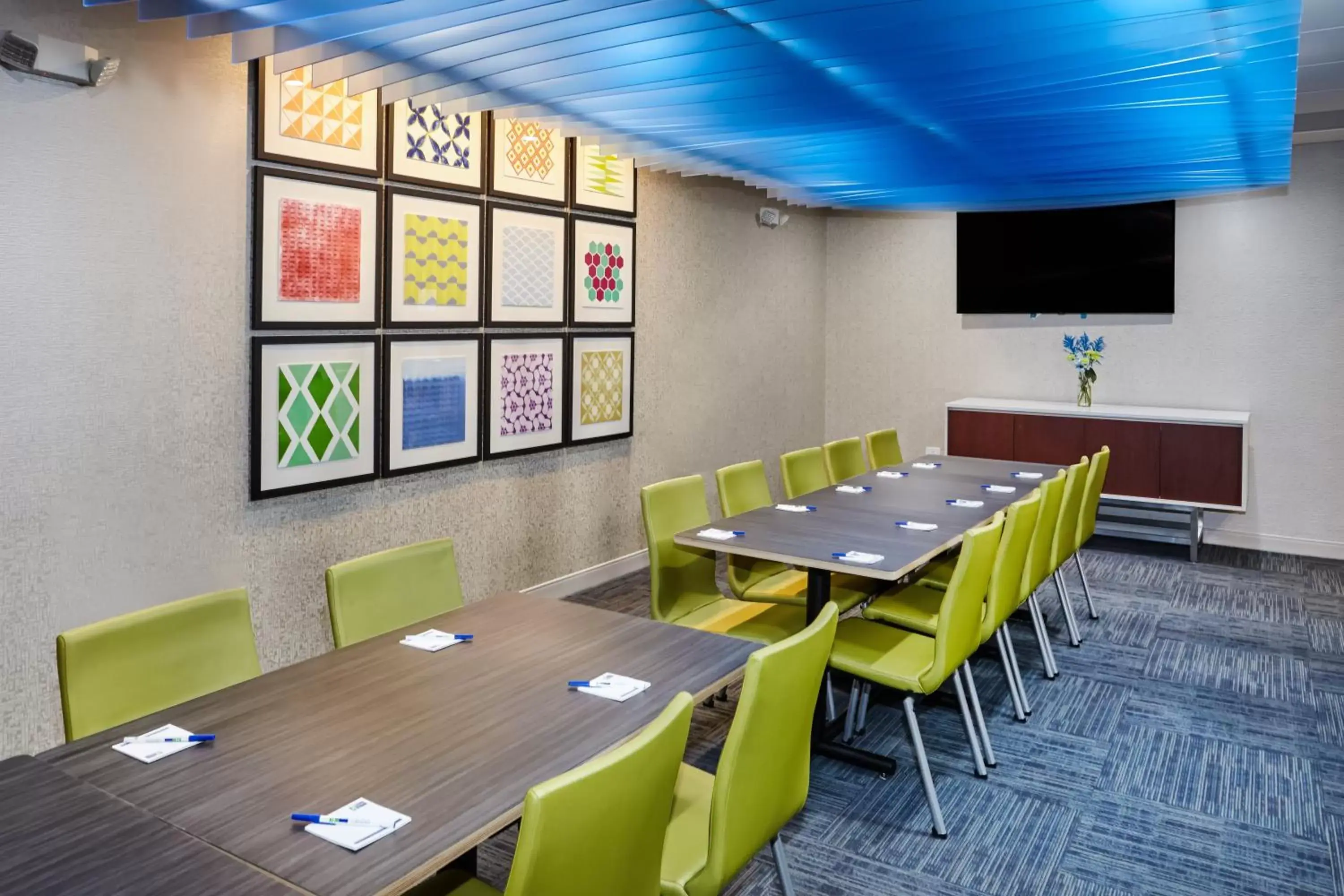 Lobby or reception in Holiday Inn Express & Suites Chicago North Shore - Niles, an IHG Hotel