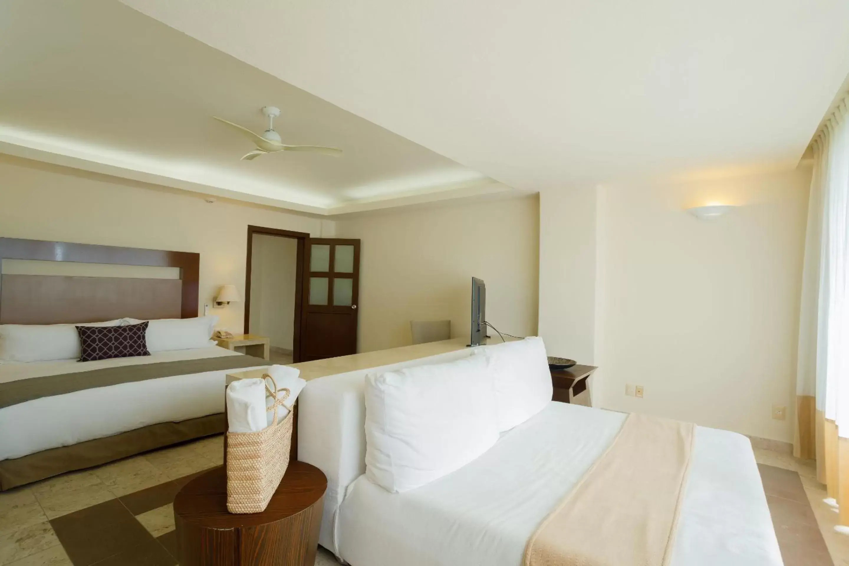 Photo of the whole room, Bed in Camino Real Acapulco Diamante