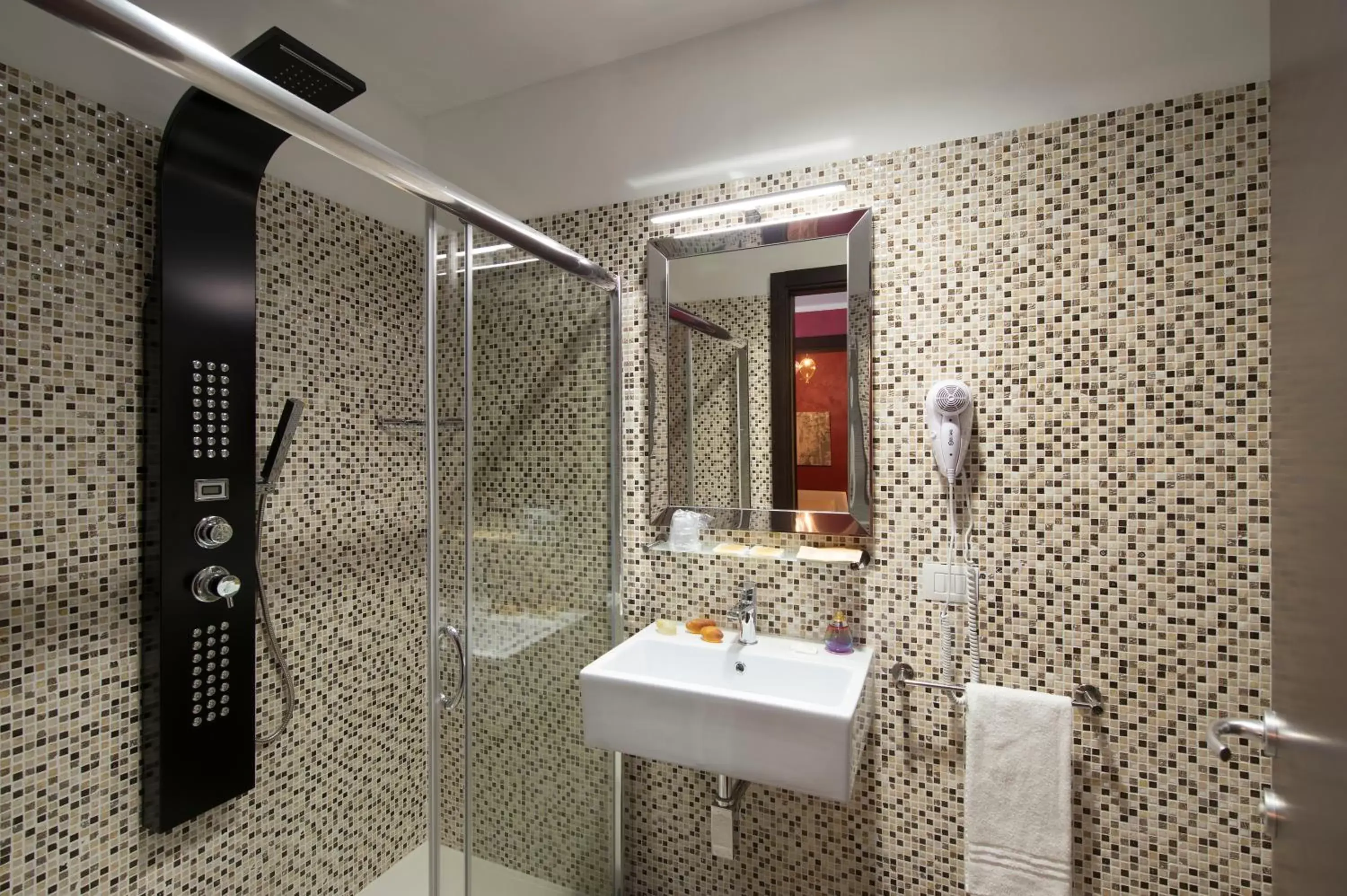 Shower, Bathroom in Oasi Village Hotel