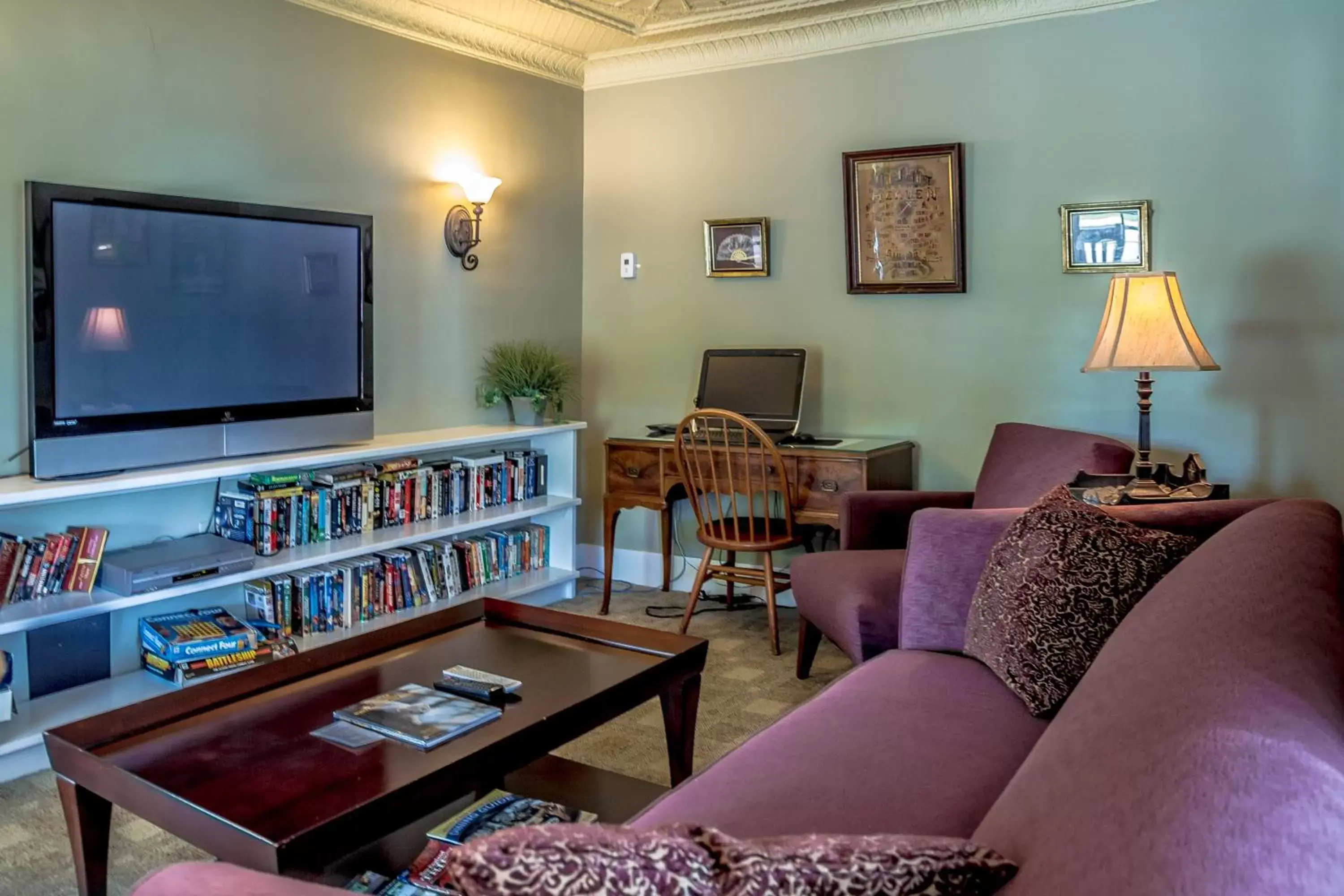 Communal lounge/ TV room in Cranmore Inn and Suites, a North Conway boutique hotel