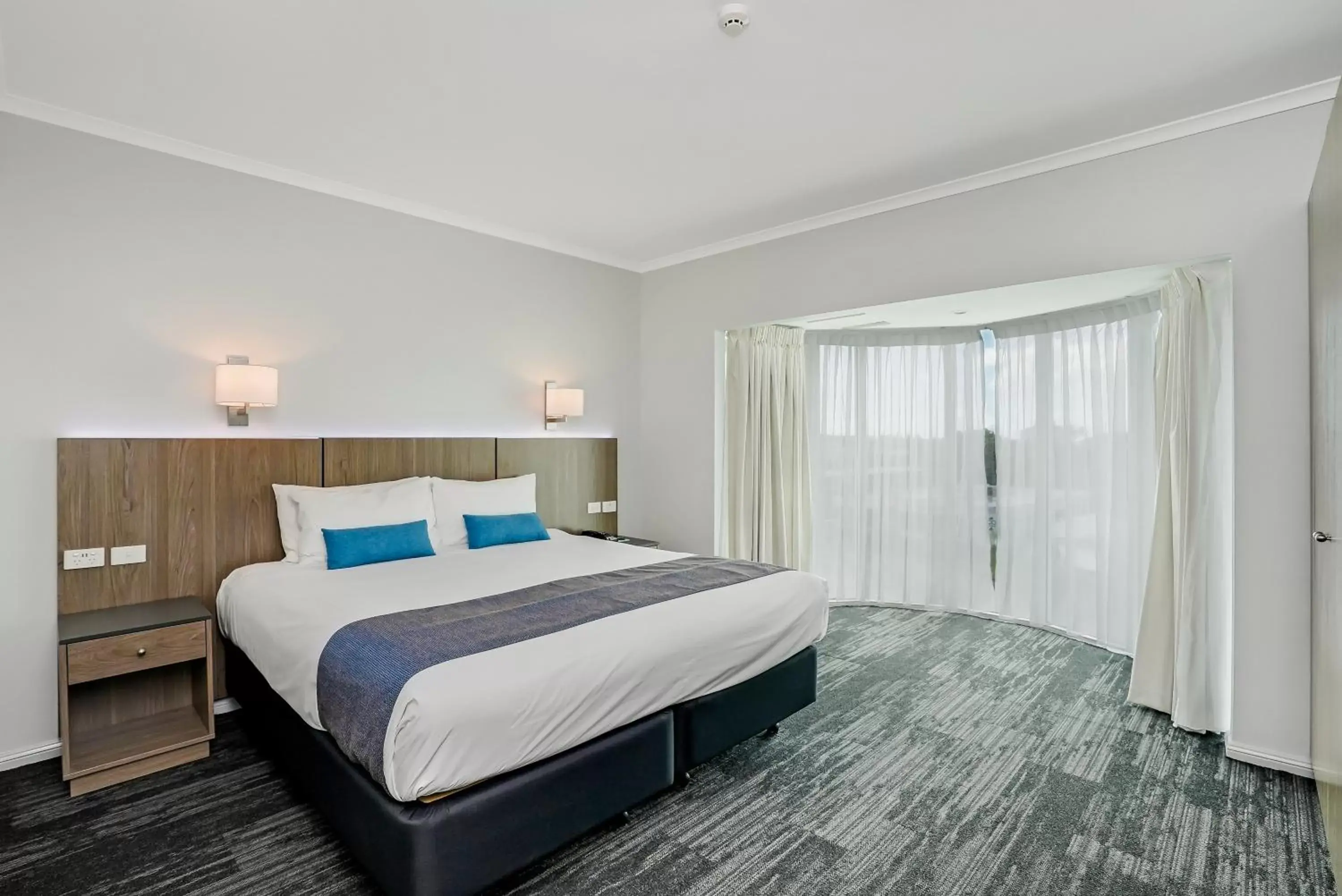 Bedroom, Bed in Cairns Sheridan Hotel