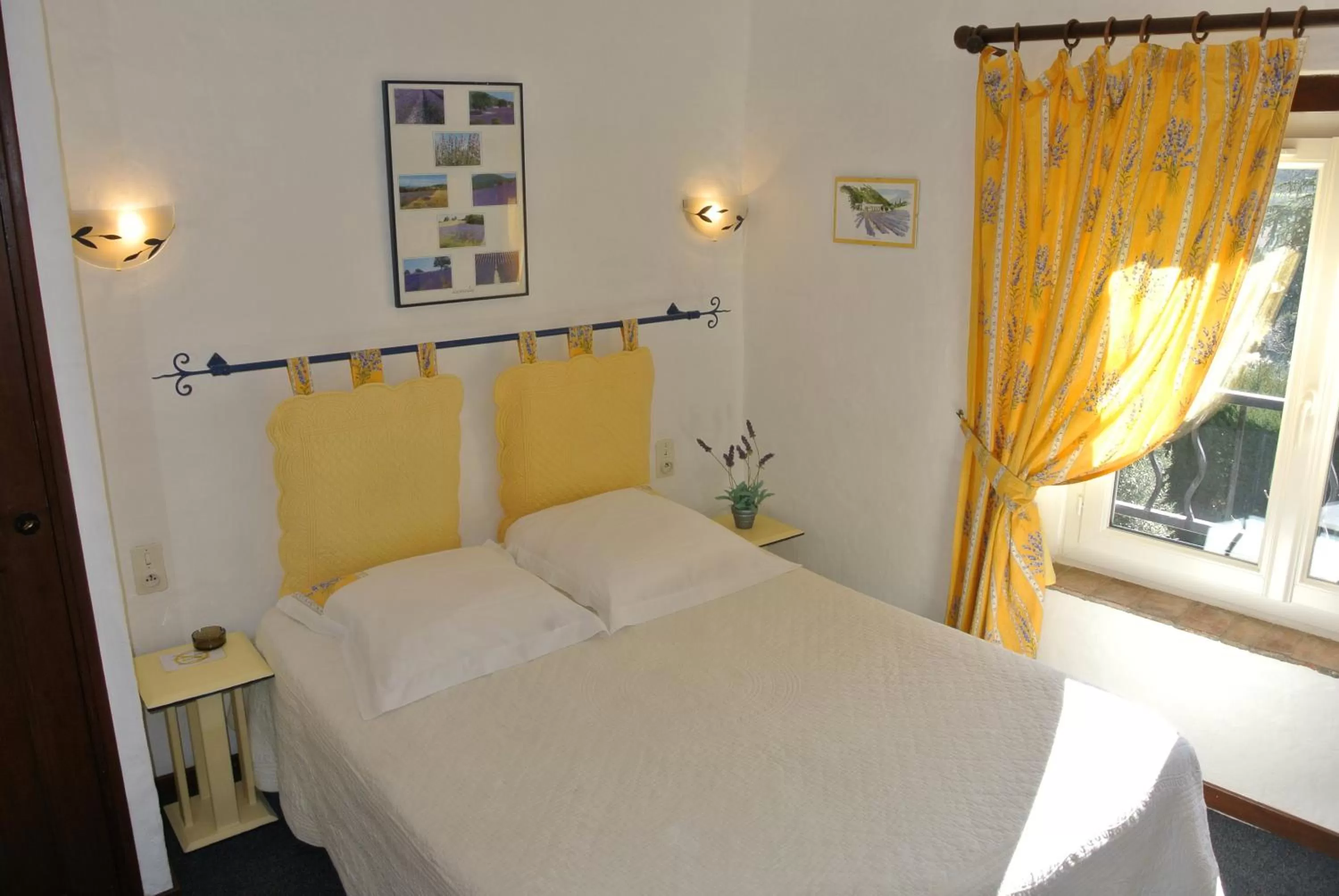 Photo of the whole room, Bed in La Vieille Bastide