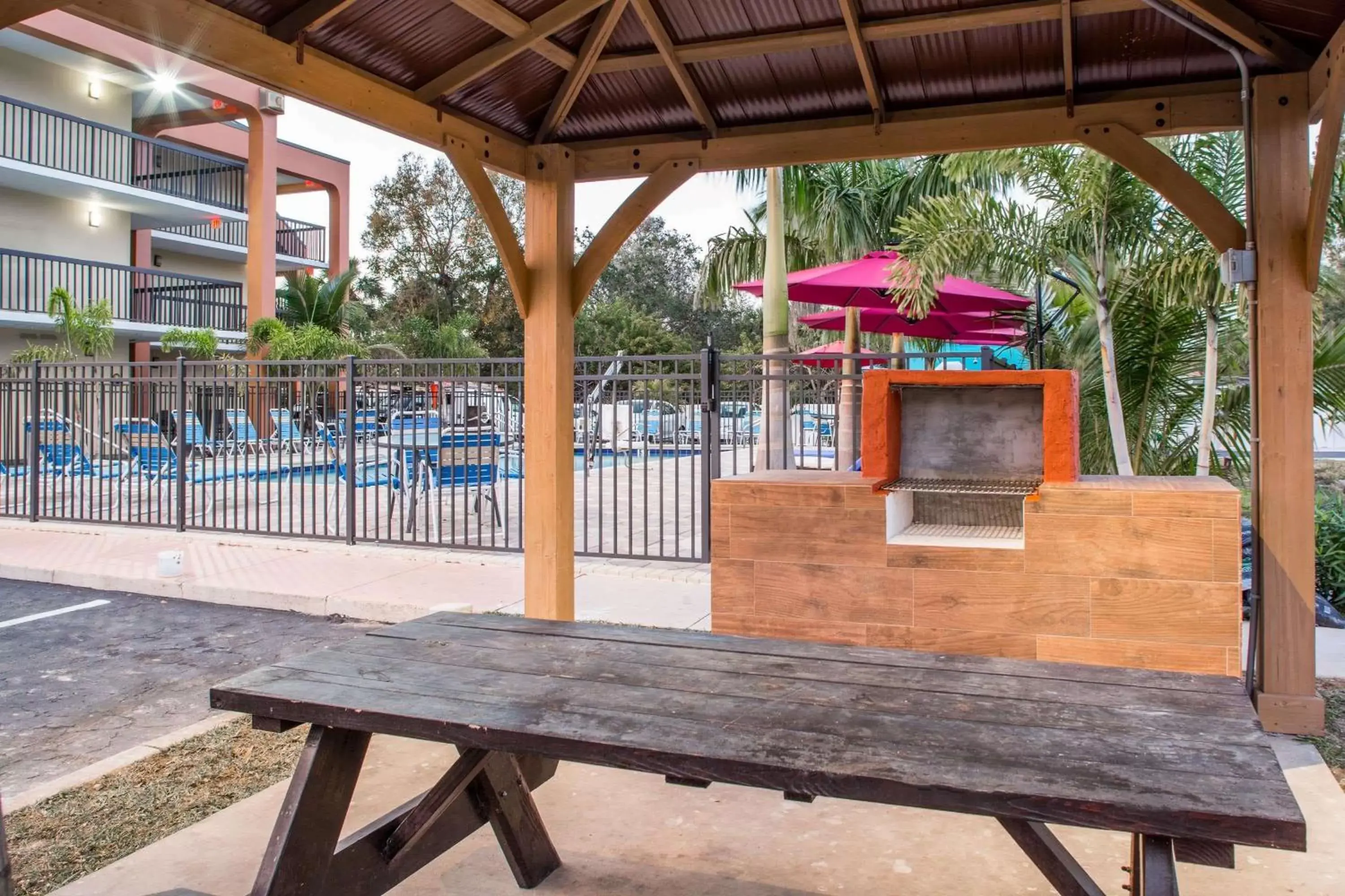 Restaurant/places to eat, BBQ Facilities in Days Inn by Wyndham Sarasota Bay