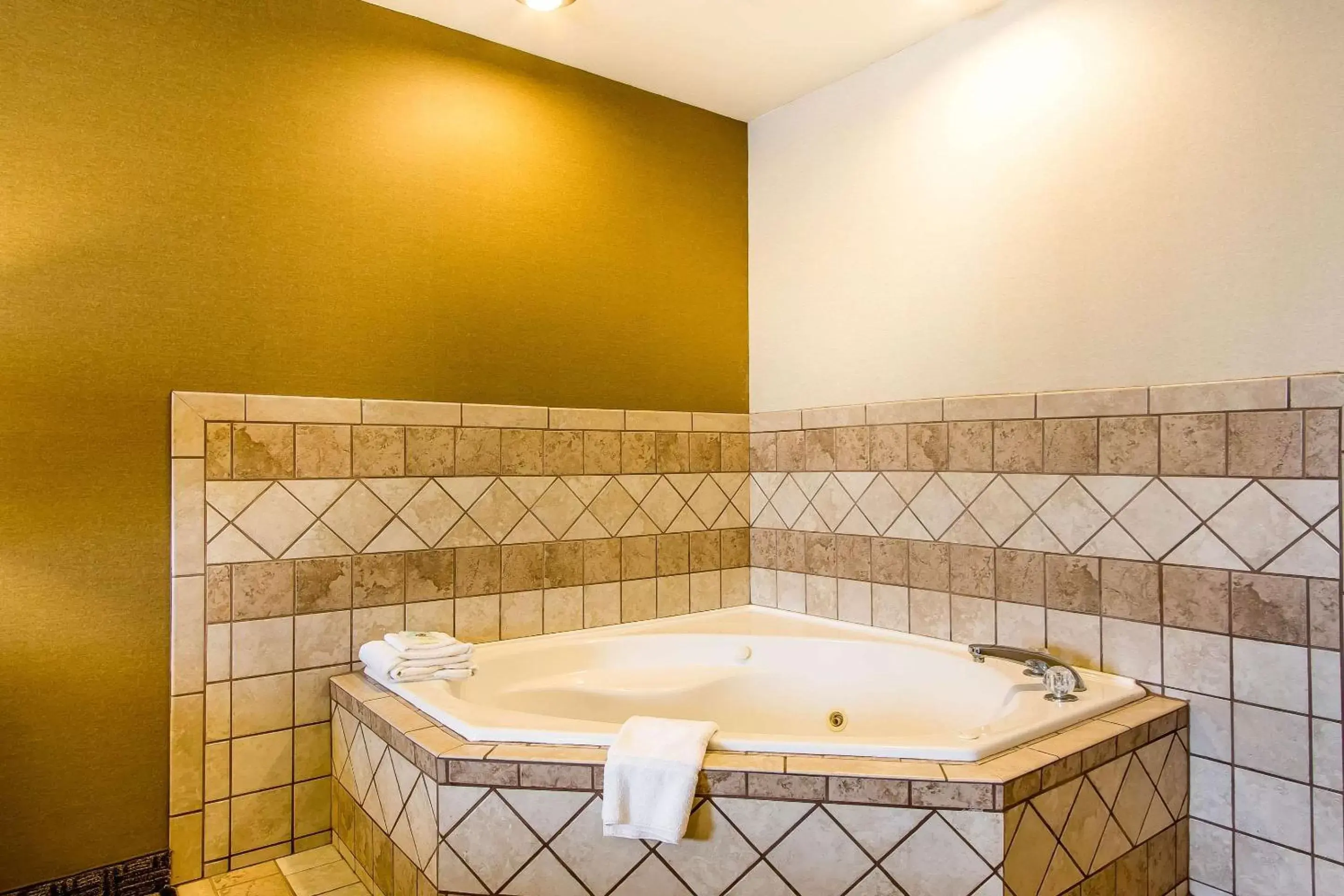 Photo of the whole room, Bathroom in Comfort Suites Richmond