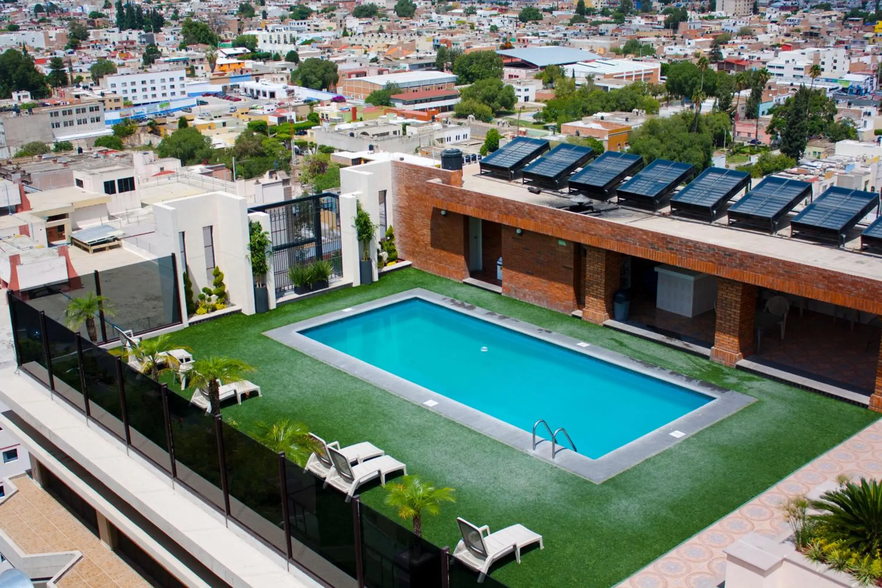 Swimming pool in Hotel Real Plaza