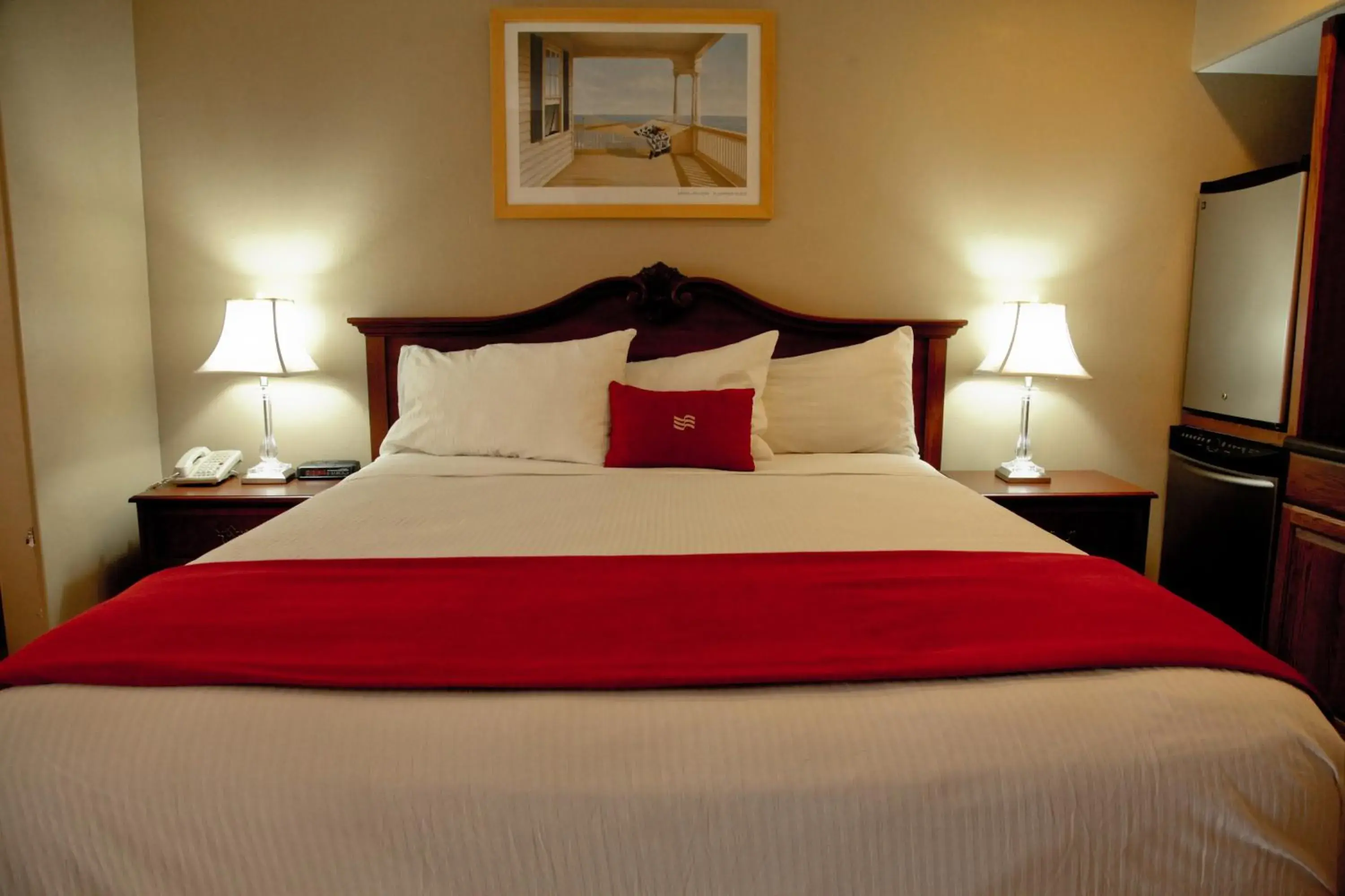 Bed in Lake Grassy Inn & Suites