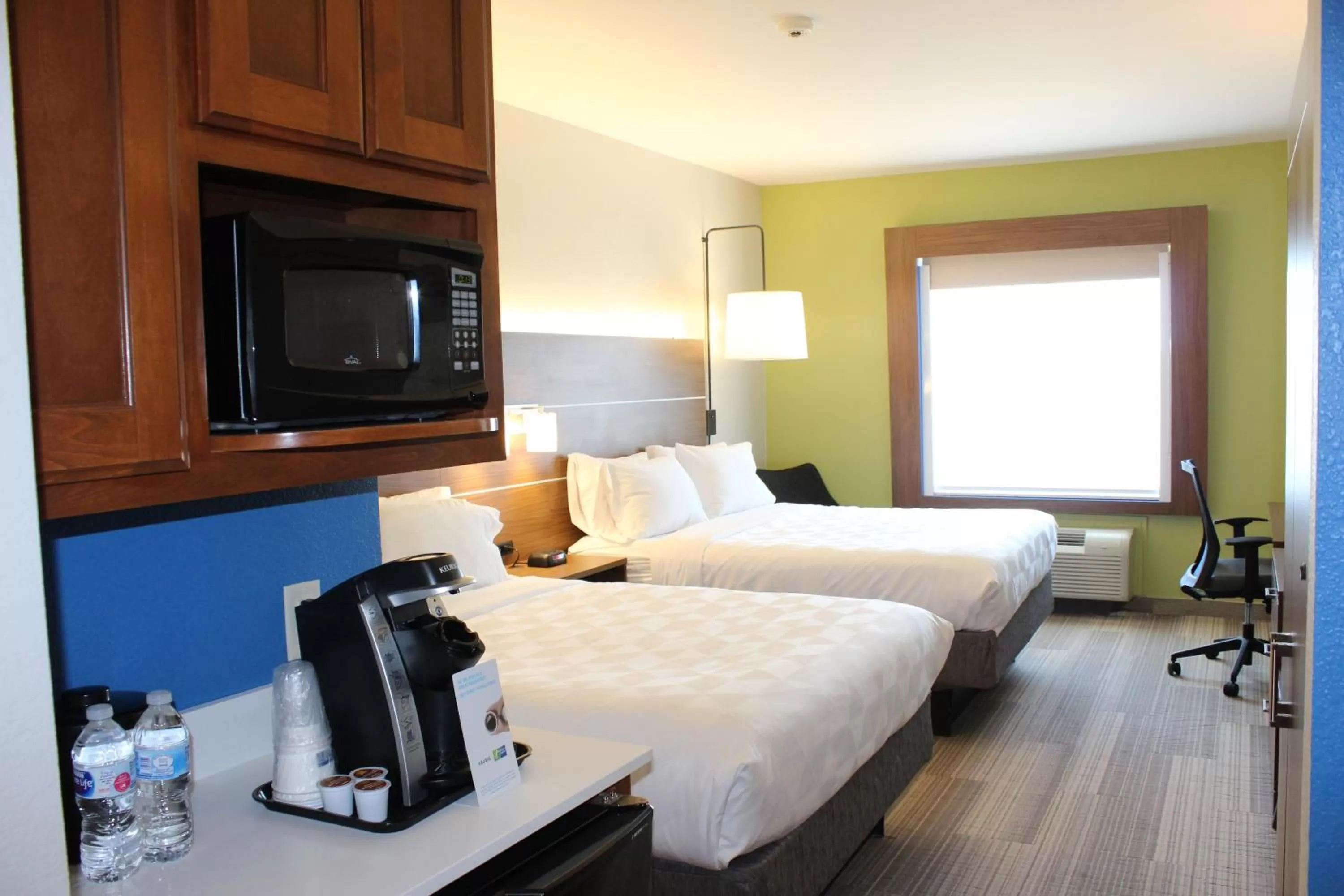 Photo of the whole room, Bed in Holiday Inn Express Hotel & Suites Mansfield by IHG