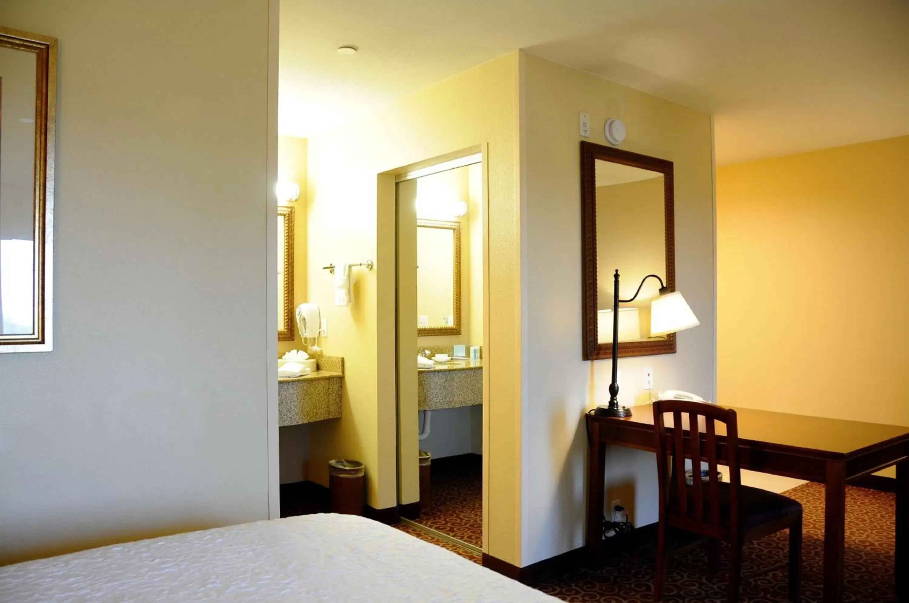 Bathroom, Bed in Hampton Inn & Suites Red Bluff