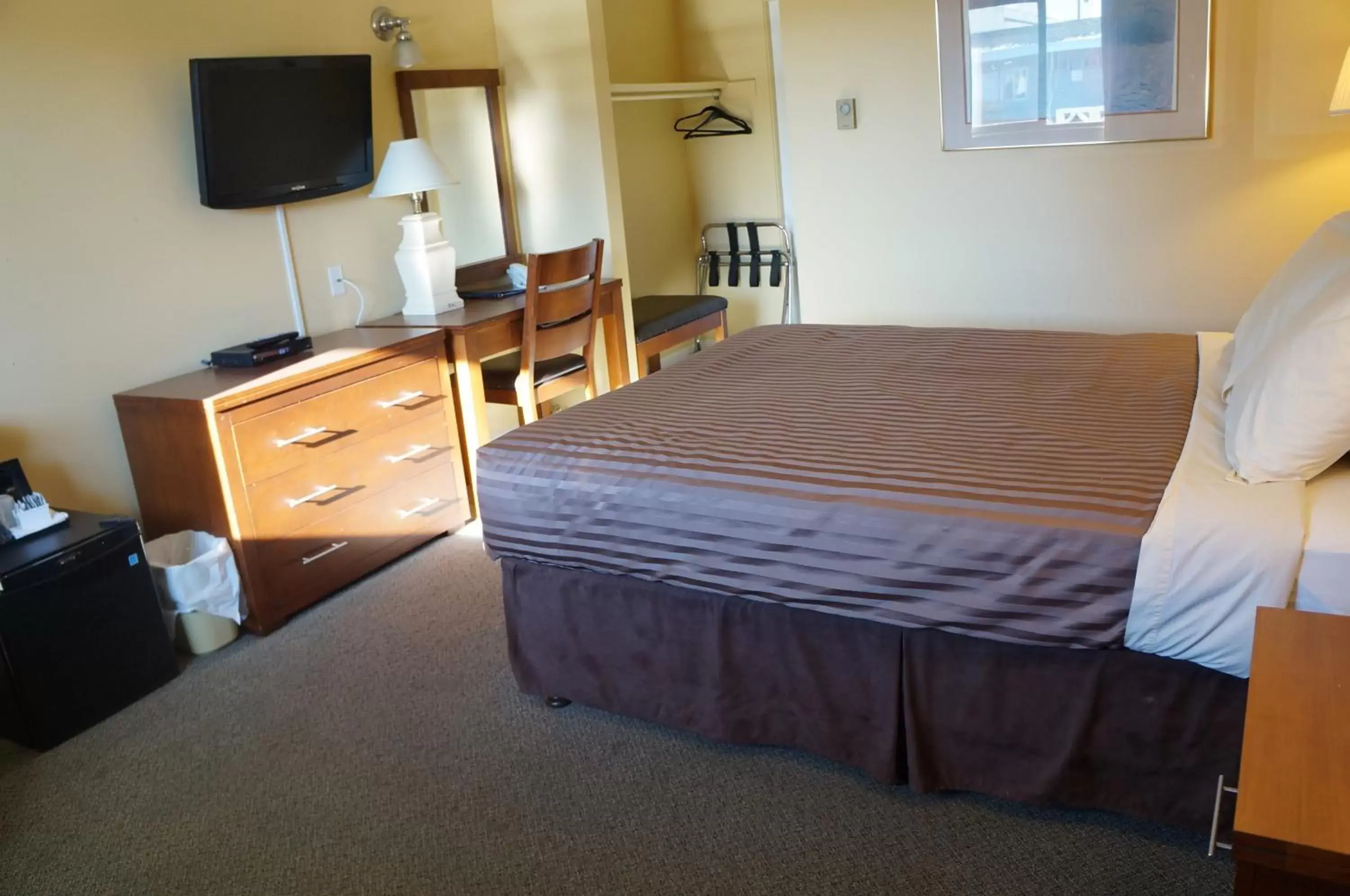 Photo of the whole room, Bed in Westward Inn & Suites