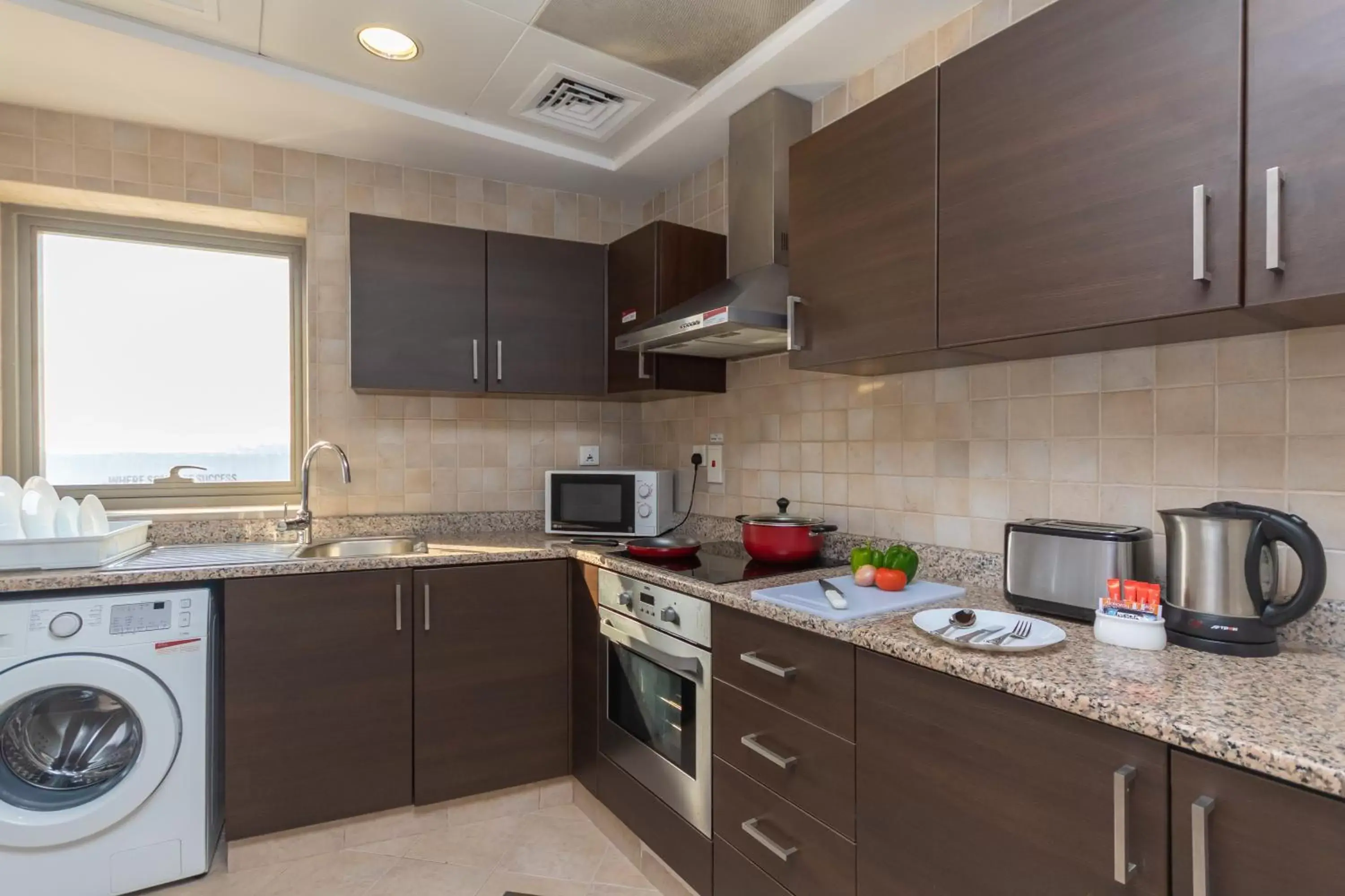 Kitchen or kitchenette in Auris Boutique Hotel Apartments - AlBarsha