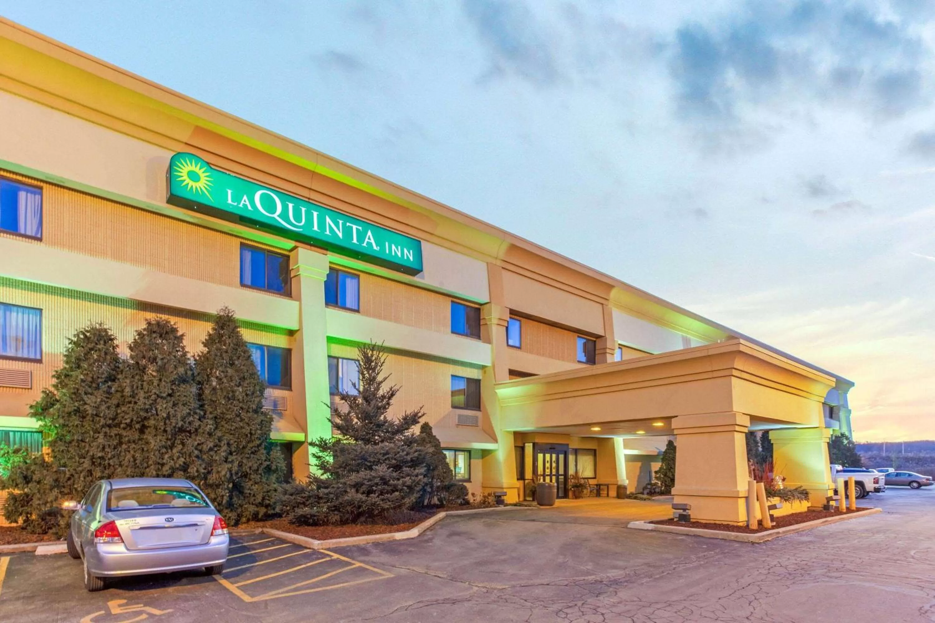 Property building in La Quinta Inn by Wyndham Milwaukee Airport / Oak Creek