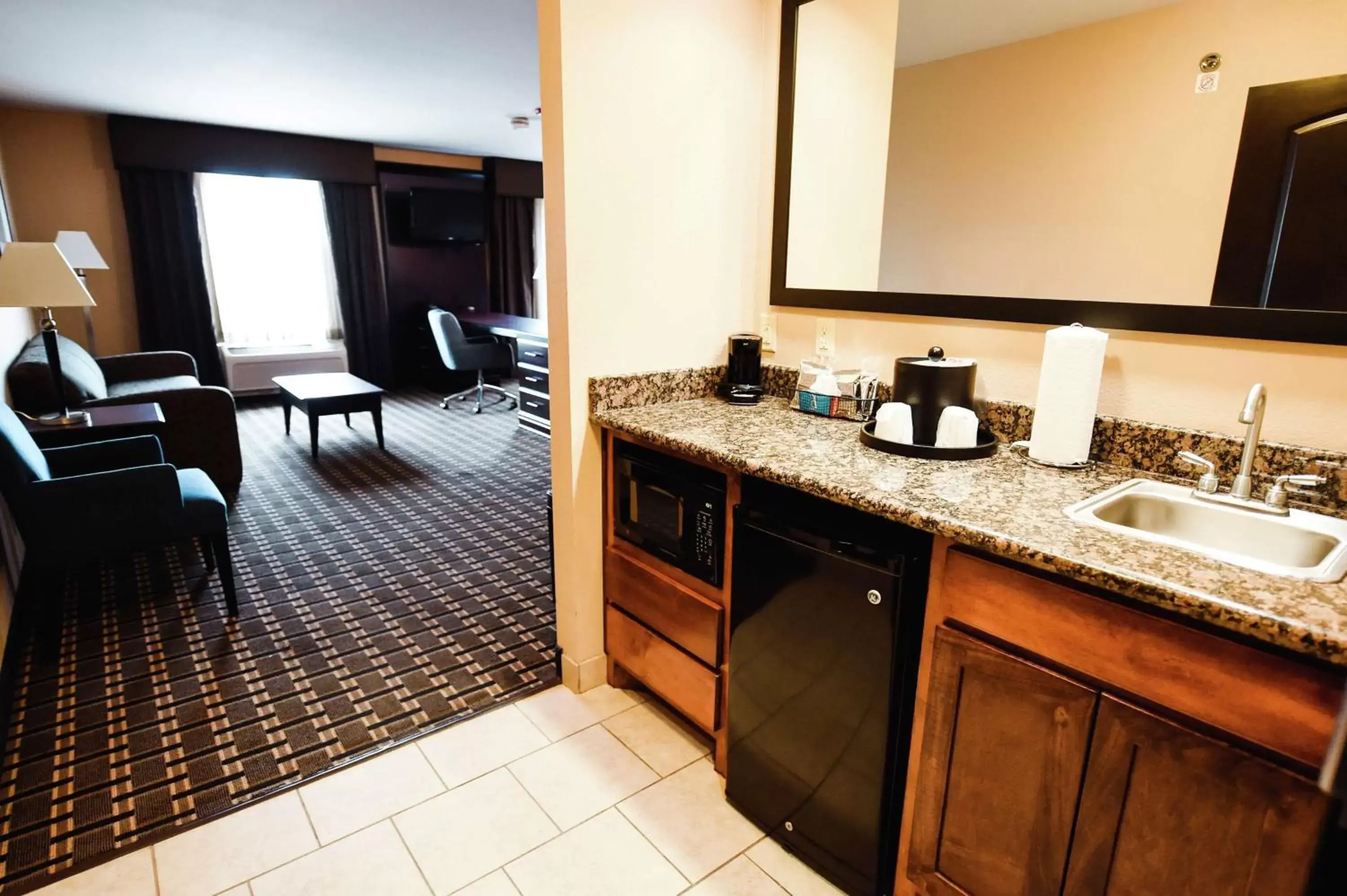 Bedroom, Kitchen/Kitchenette in Hampton Inn & Suites Pine Bluff