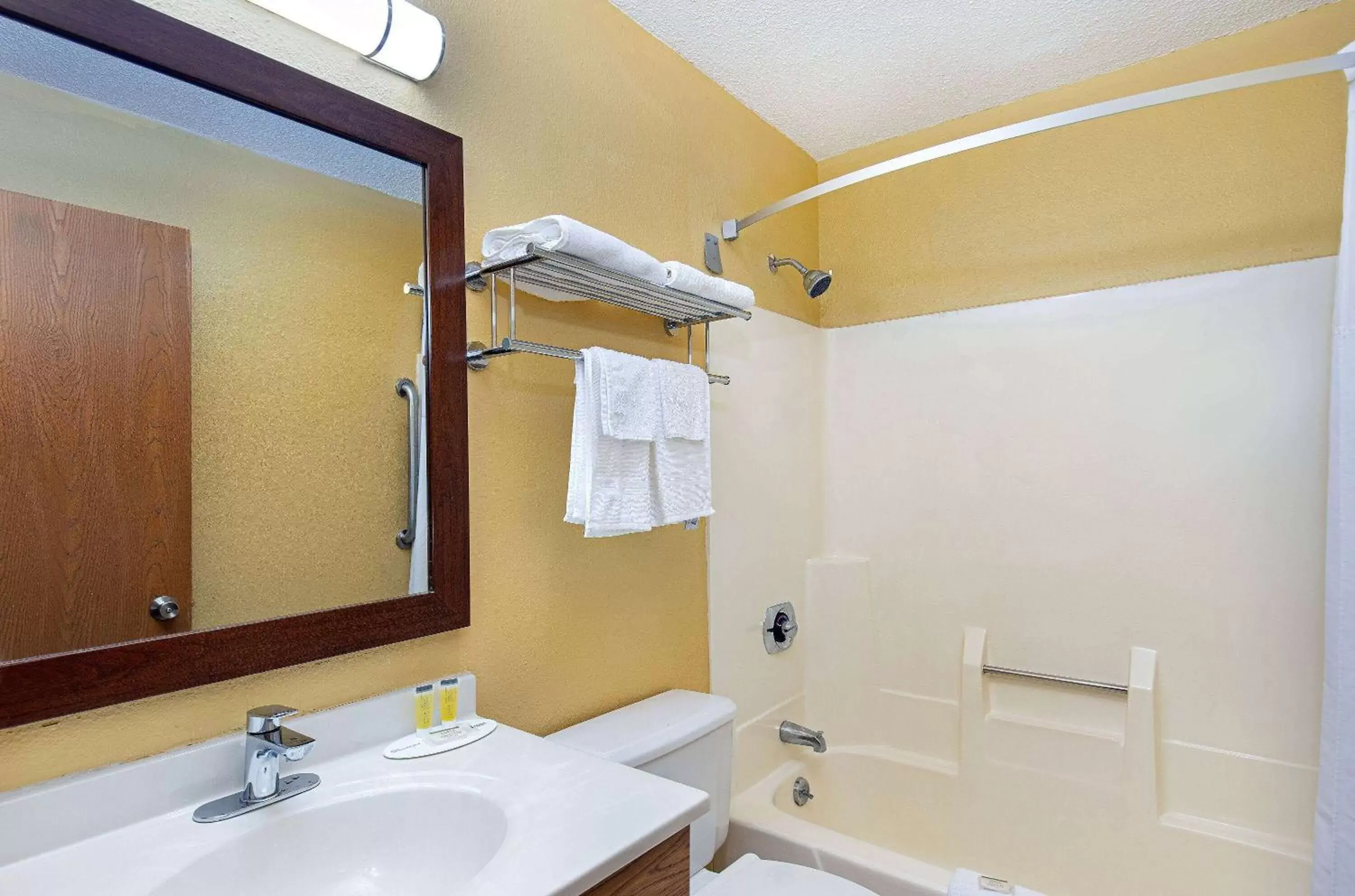 TV and multimedia, Bathroom in Super 8 by Wyndham Somerset