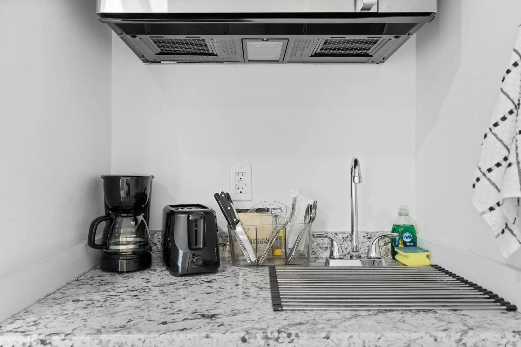 Coffee/tea facilities, Kitchen/Kitchenette in Sunset Inn-South Miami