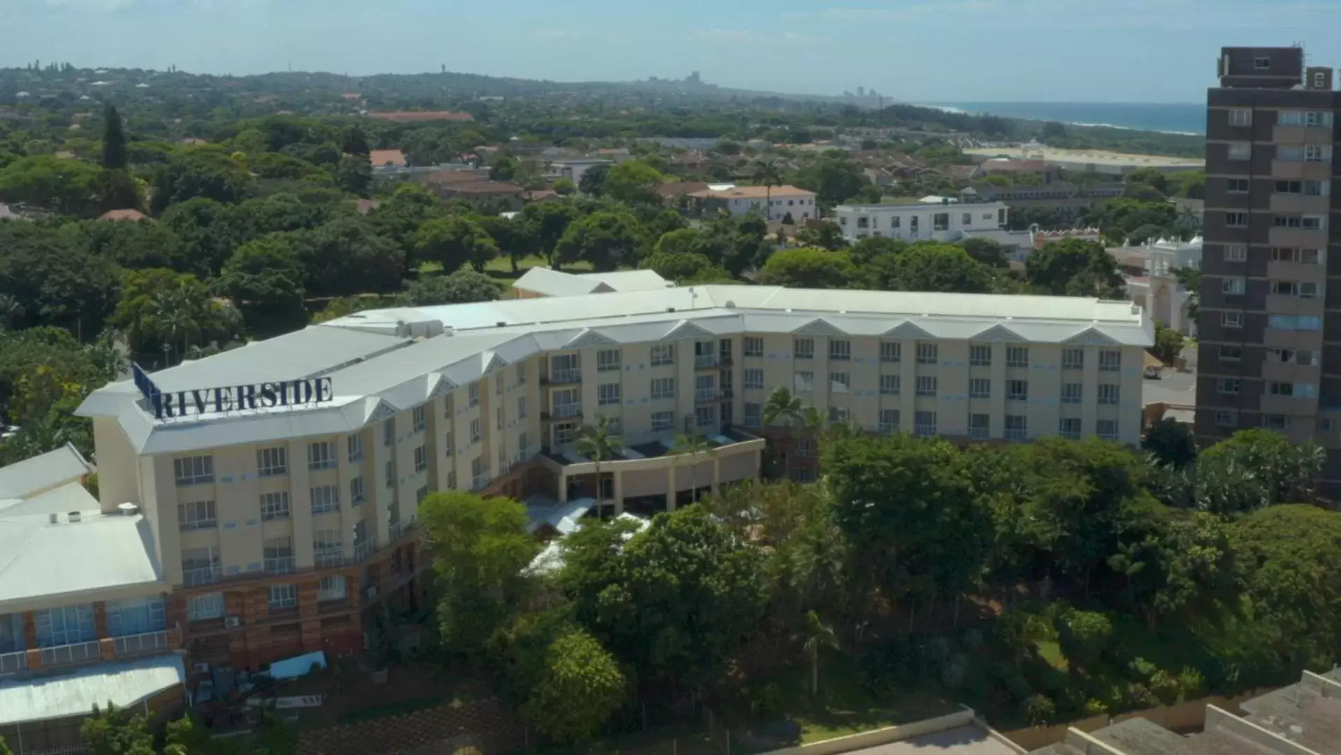 Bird's eye view, Bird's-eye View in The Riverside Hotel