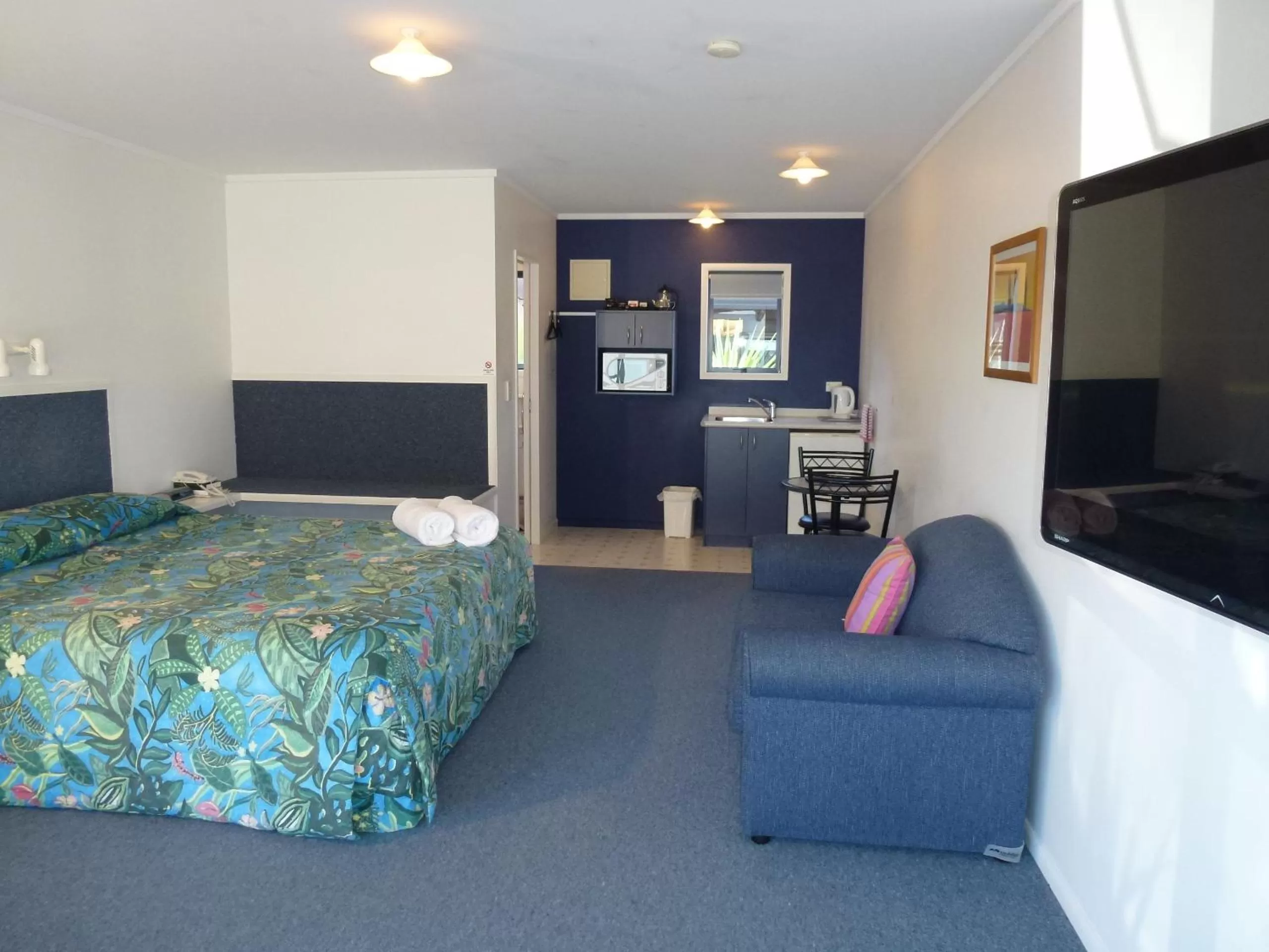 Photo of the whole room, Bed in Mana-Nui Motel