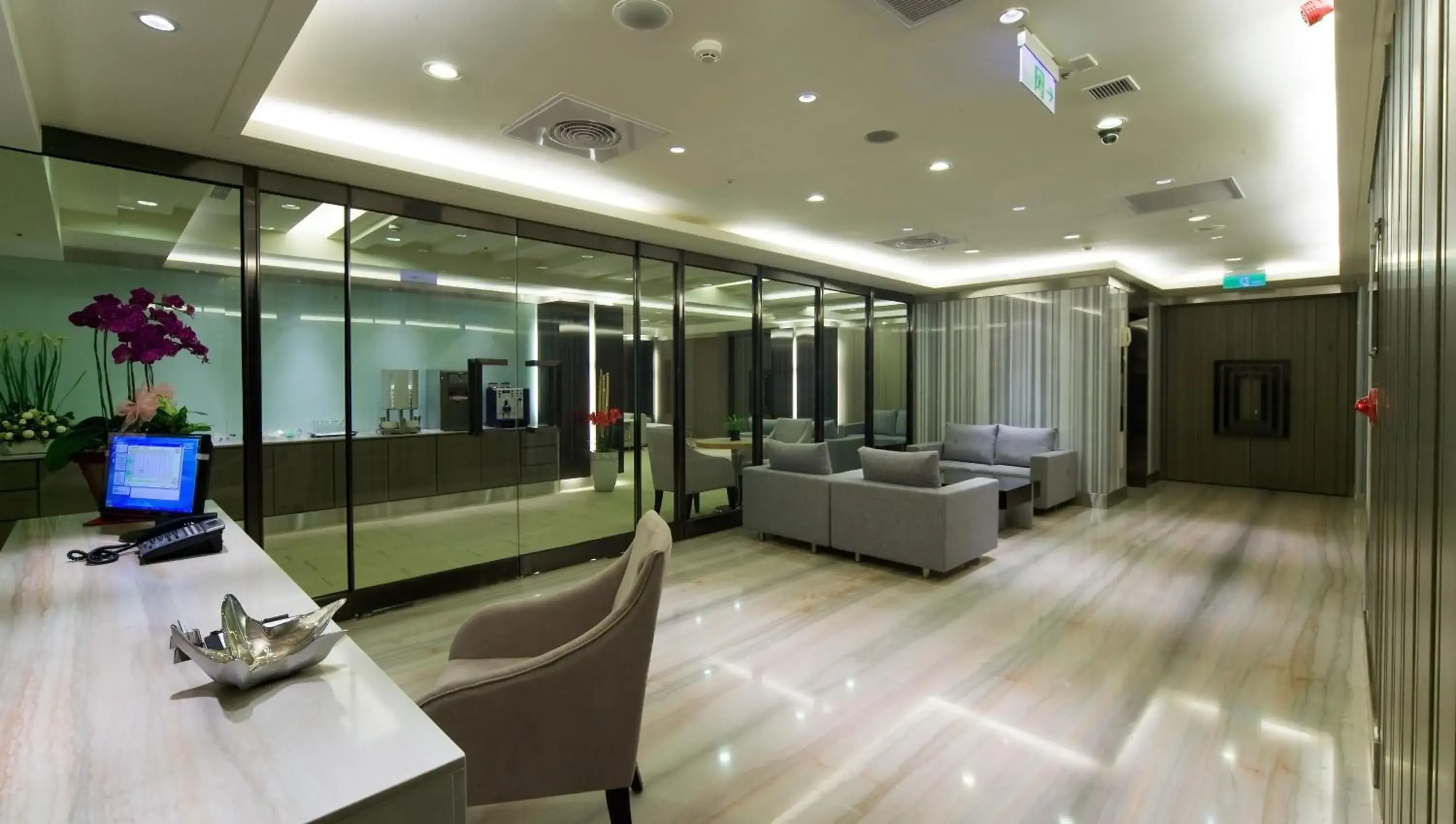 Communal lounge/ TV room, Lobby/Reception in Urban Hotel 33