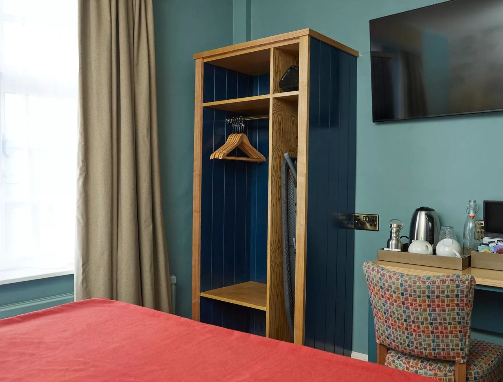 TV and multimedia, Bed in Castle Hotel by Chef & Brewer Collection