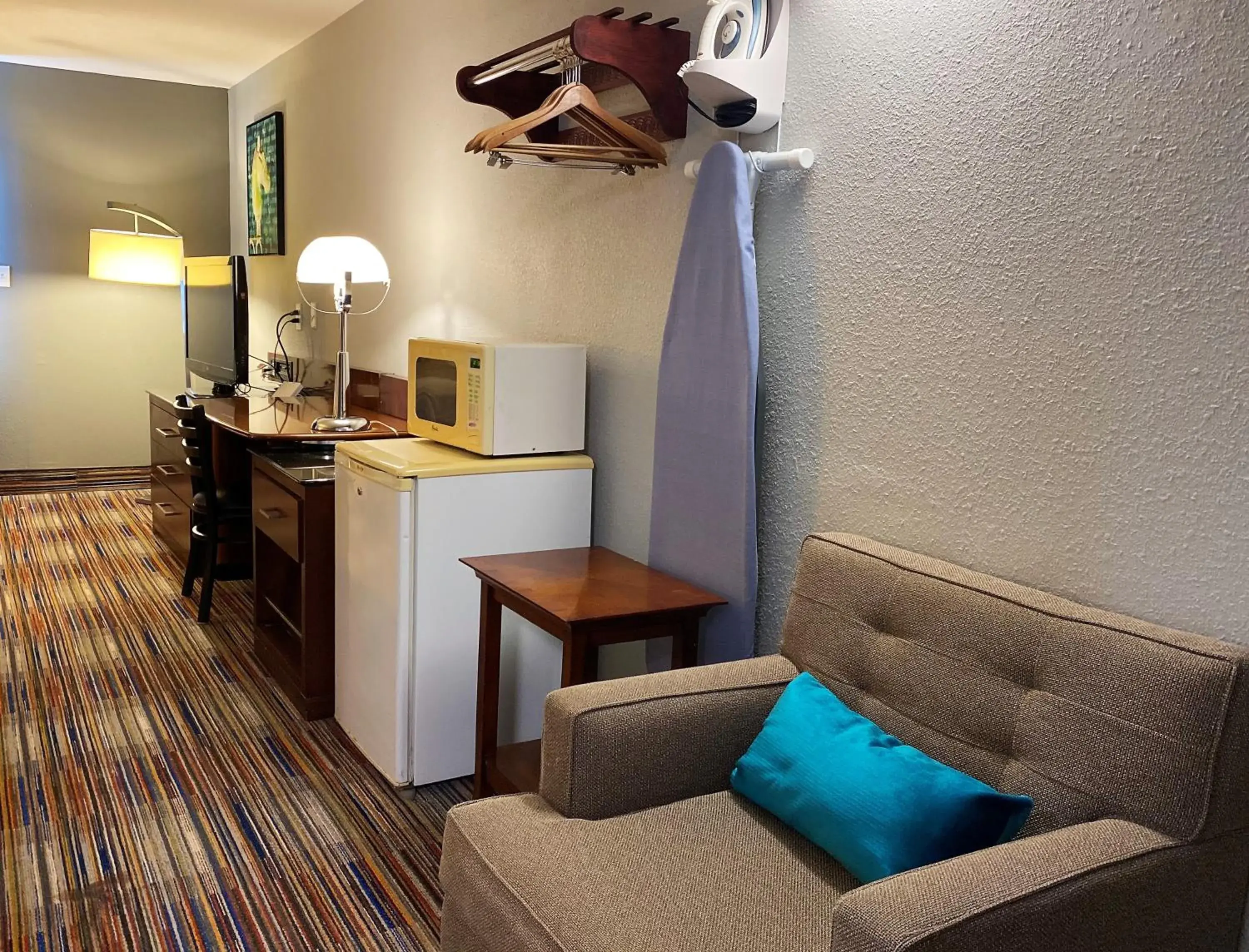 TV and multimedia, Seating Area in Travelodge by Wyndham Bloomington