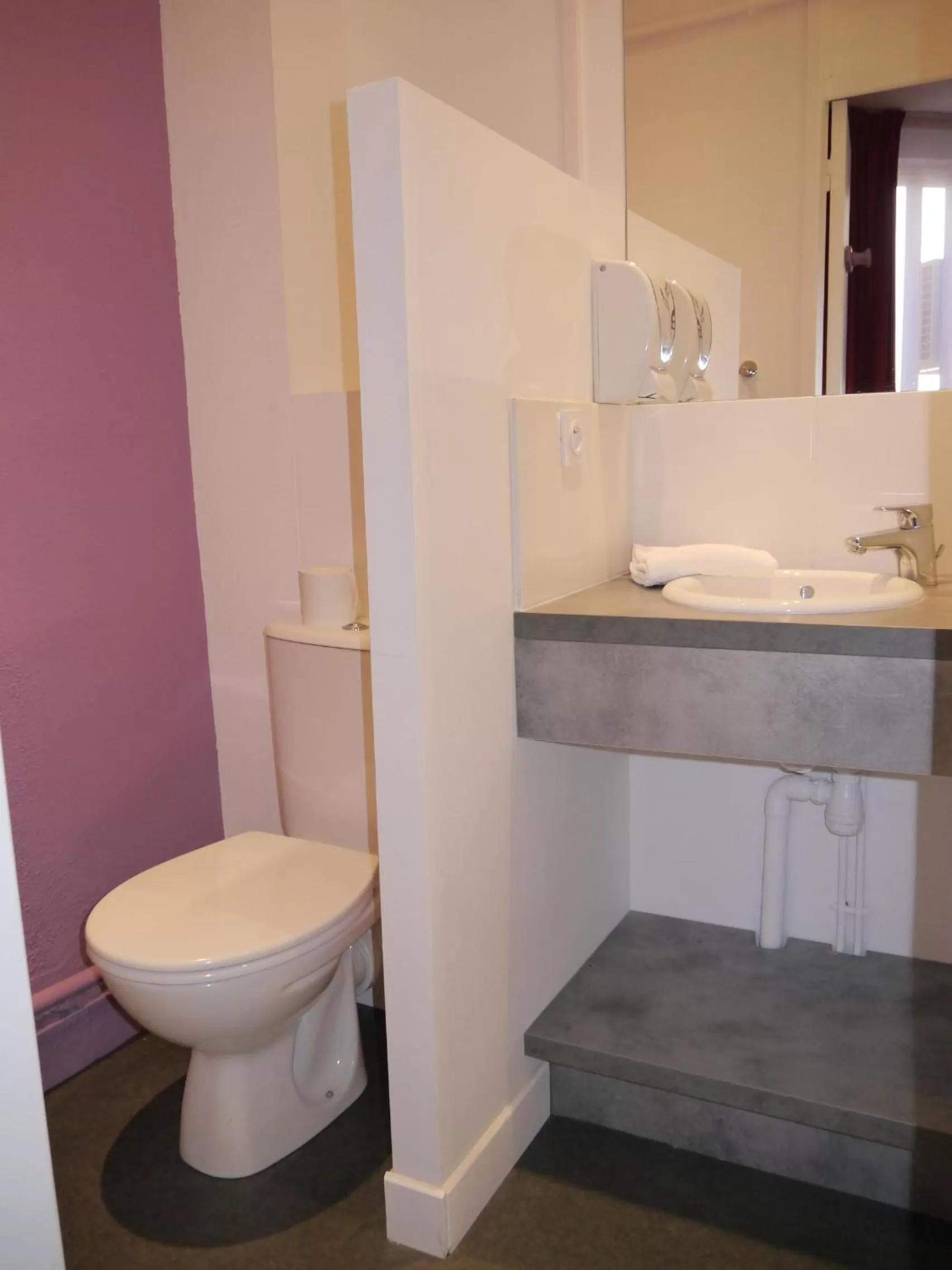 Shower in Hôtel des Ambassadeurs