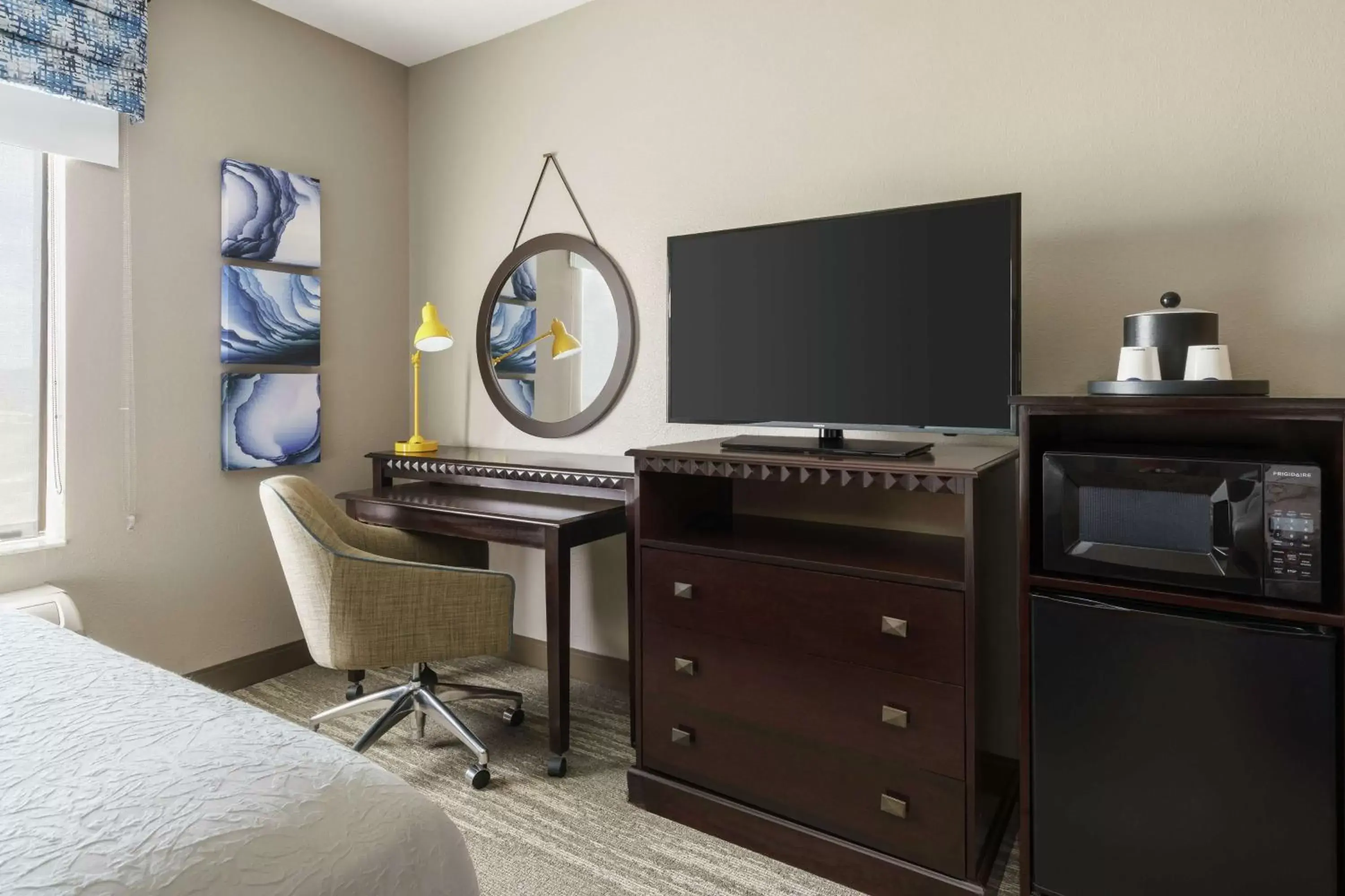 Bedroom, TV/Entertainment Center in Hampton Inn & Suites Ft. Lauderdale/West-Sawgrass/Tamarac, FL