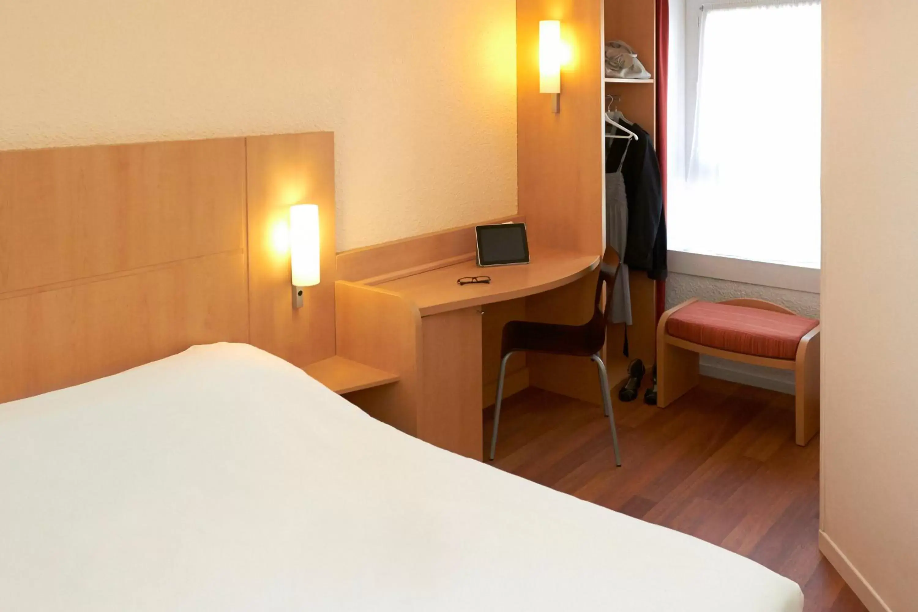 Bedroom, Bed in ibis Nemours