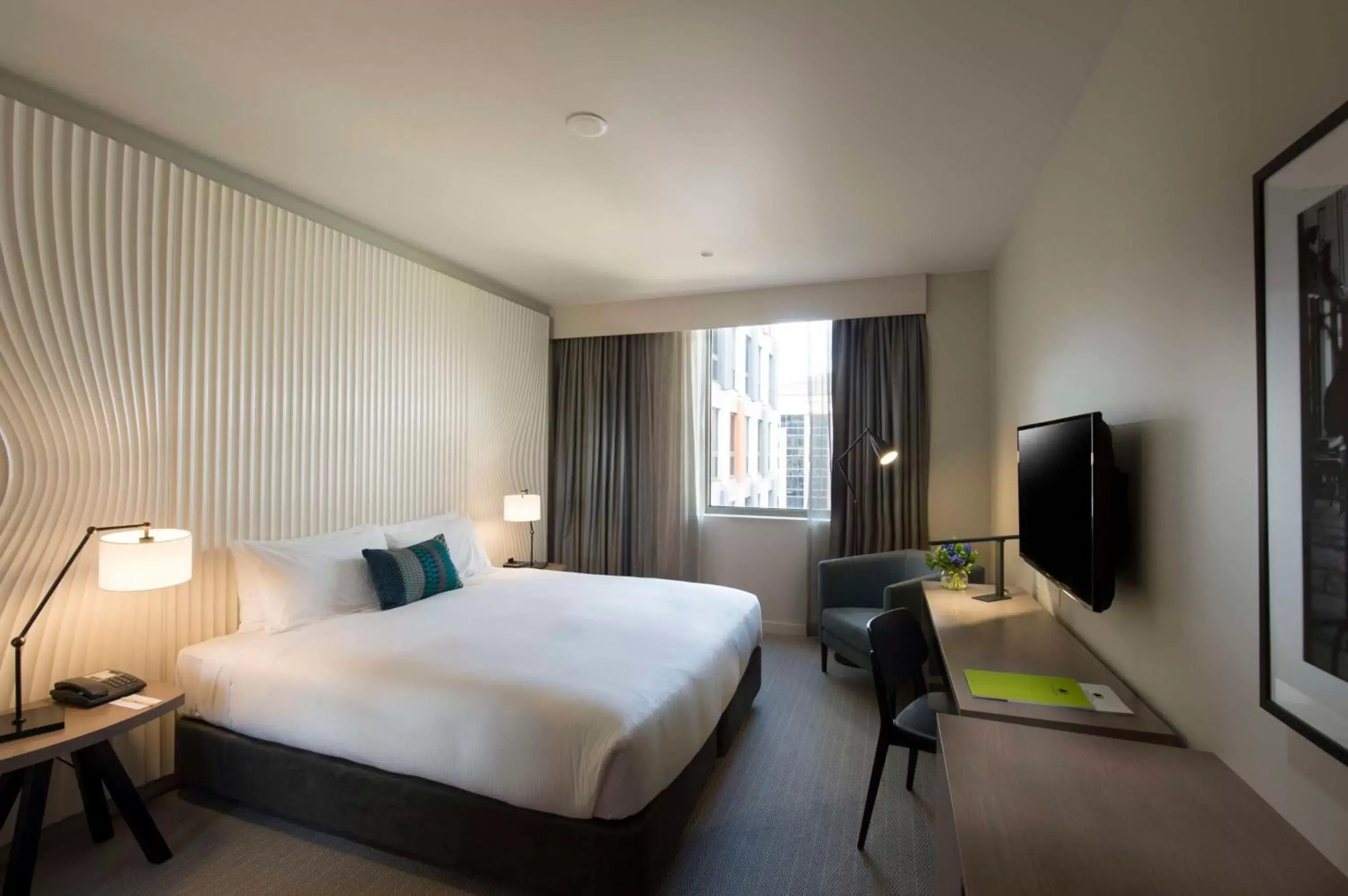 Bed, TV/Entertainment Center in DoubleTree by Hilton Melbourne