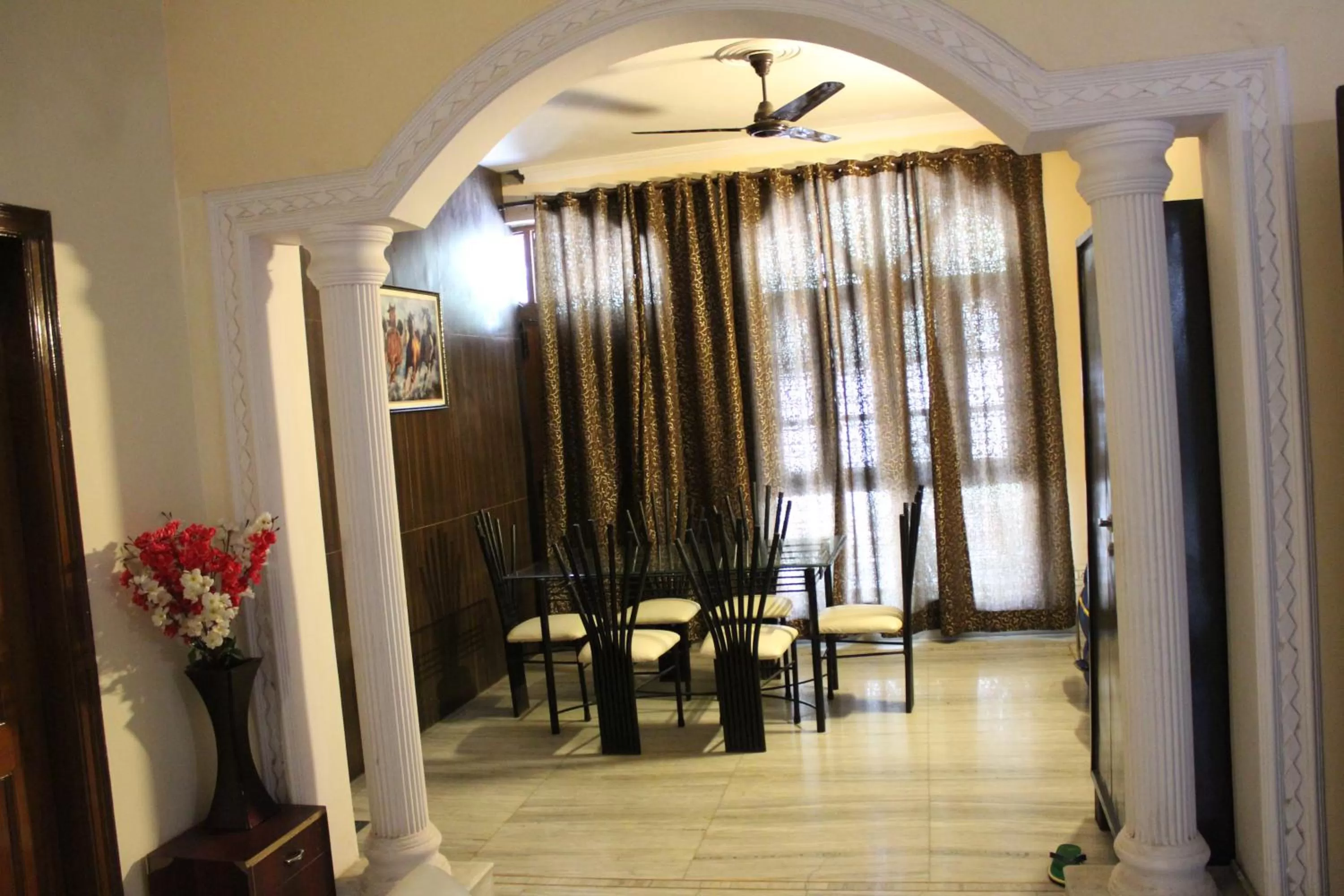 Dining Area in FabExpress IVY Inn Sector 35