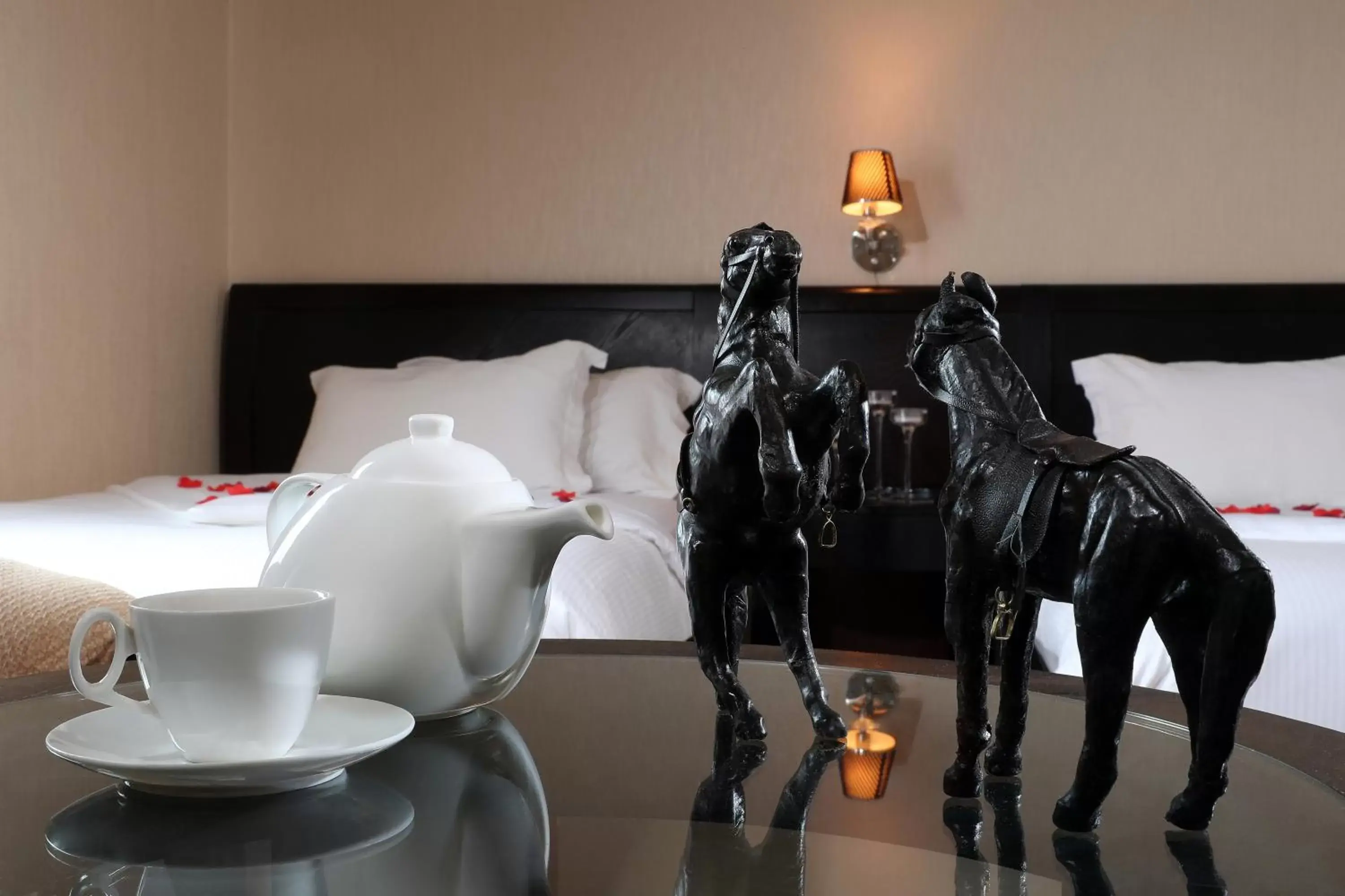 Decorative detail, Coffee/Tea Facilities in Al Smou Hotel Apartments - MAHA HOSPITALITY GROUP