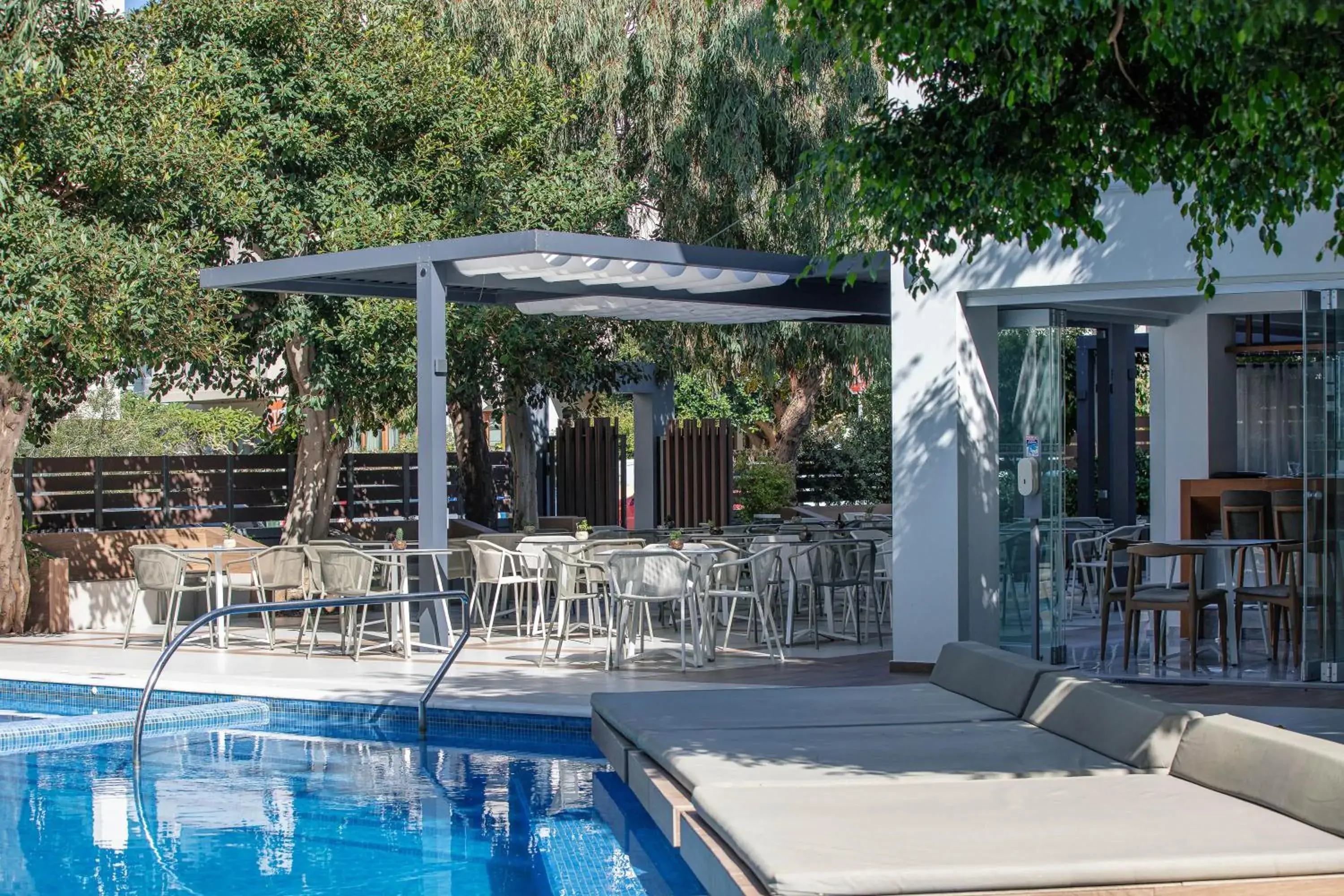 Lounge or bar, Swimming Pool in Atrium Ambiance Hotel