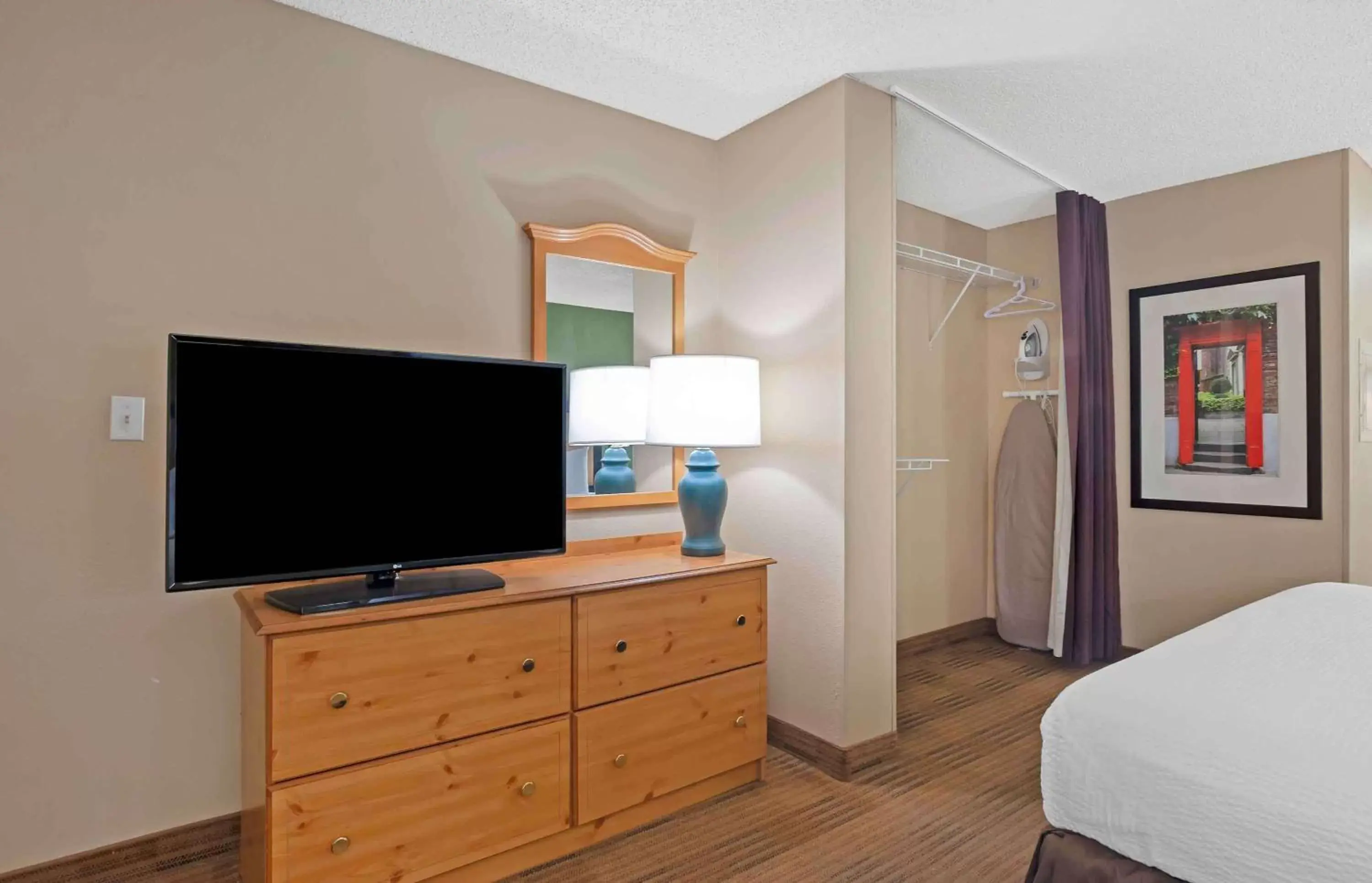 Bedroom, TV/Entertainment Center in Extended Stay America Suites - San Diego - Sorrento Mesa