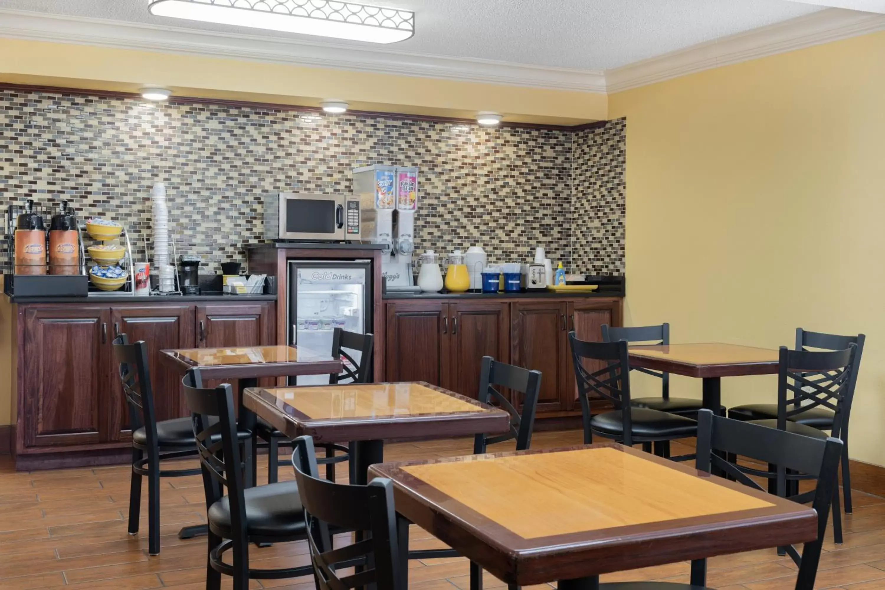 Coffee/tea facilities, Restaurant/Places to Eat in Days Inn by Wyndham Macon I-475