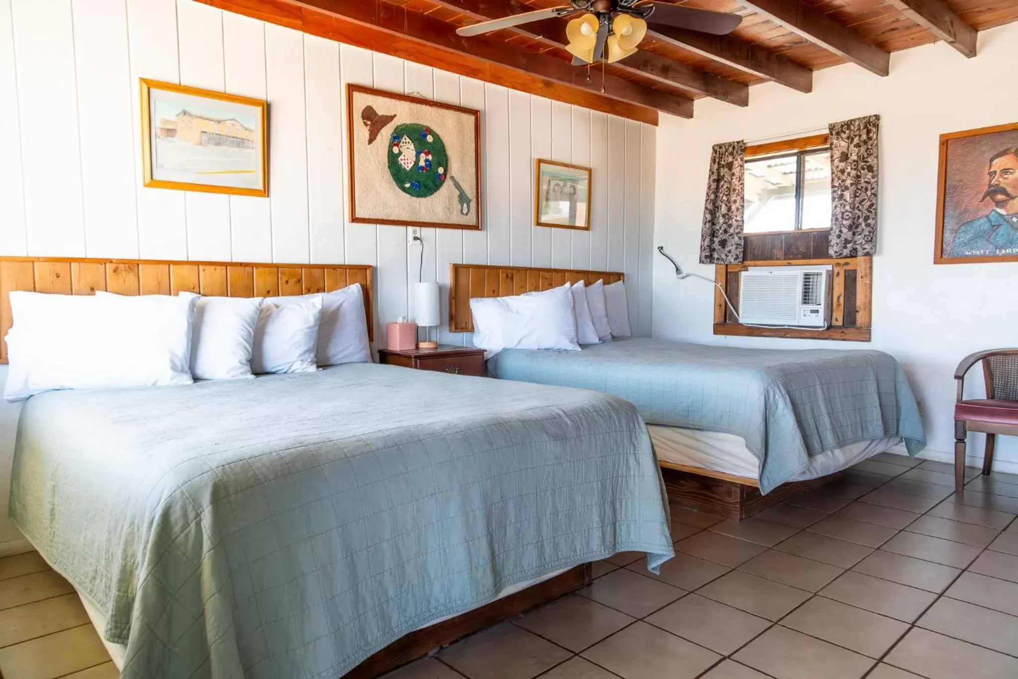 Bedroom, Bed in Sagebrush Inn