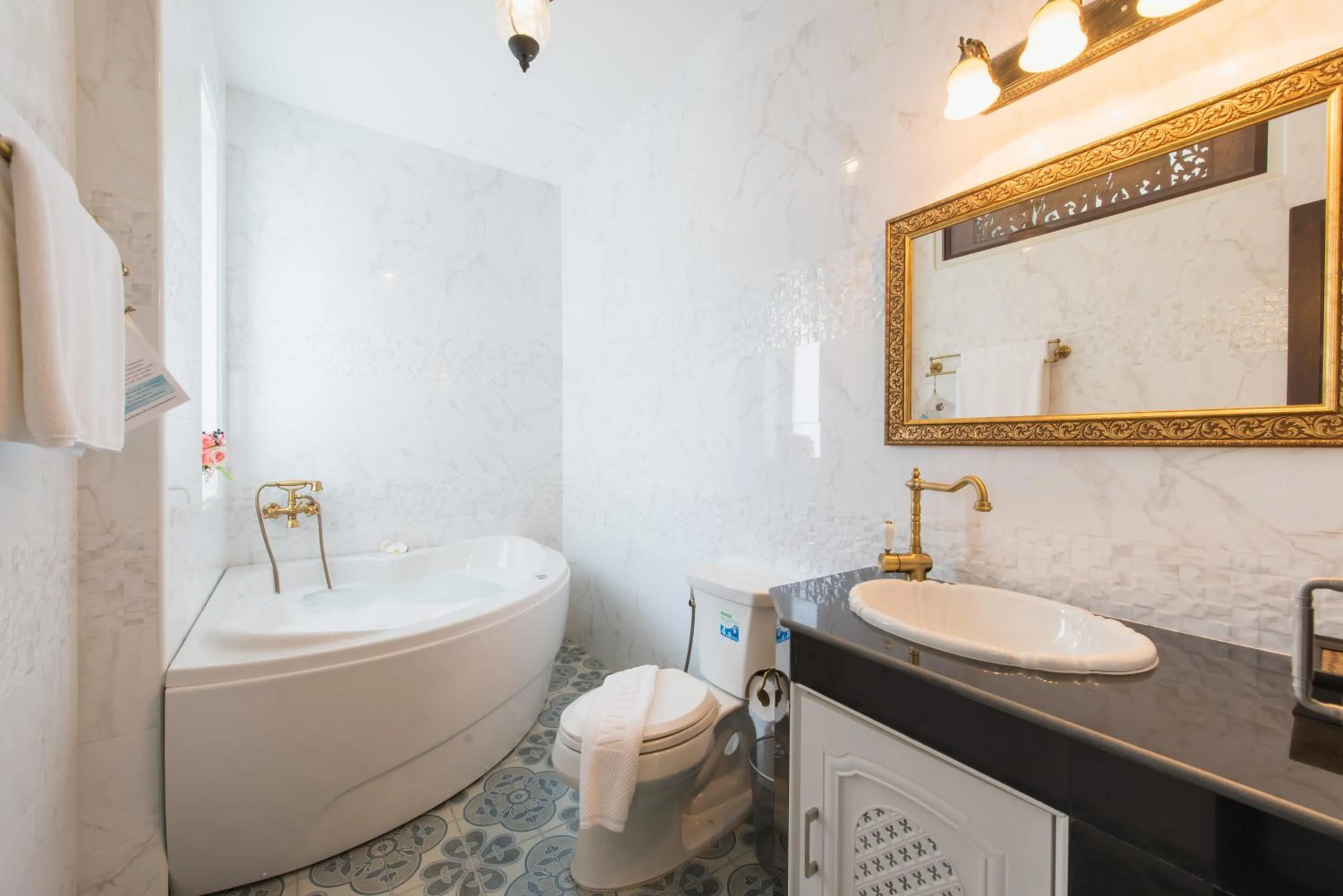 Shower in The Velvet Orchid