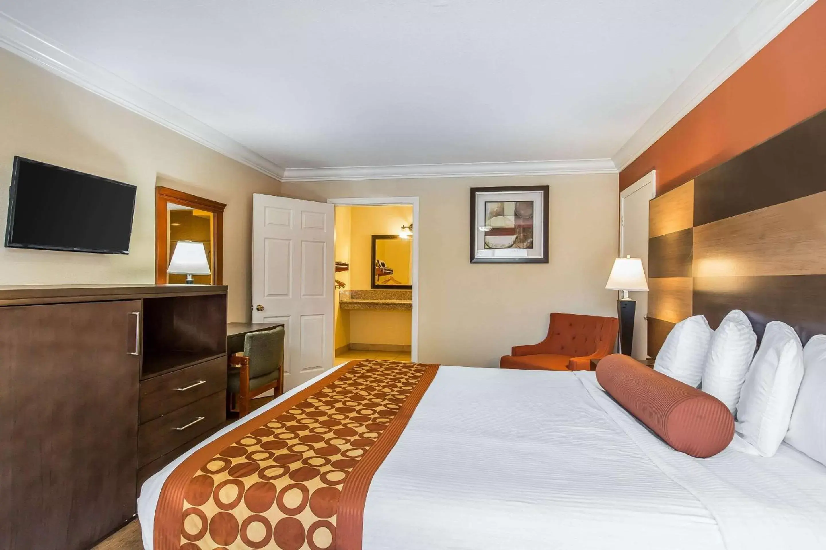 Photo of the whole room, Bed in Rodeway Inn & Suites Canyon Lake-Menifee West