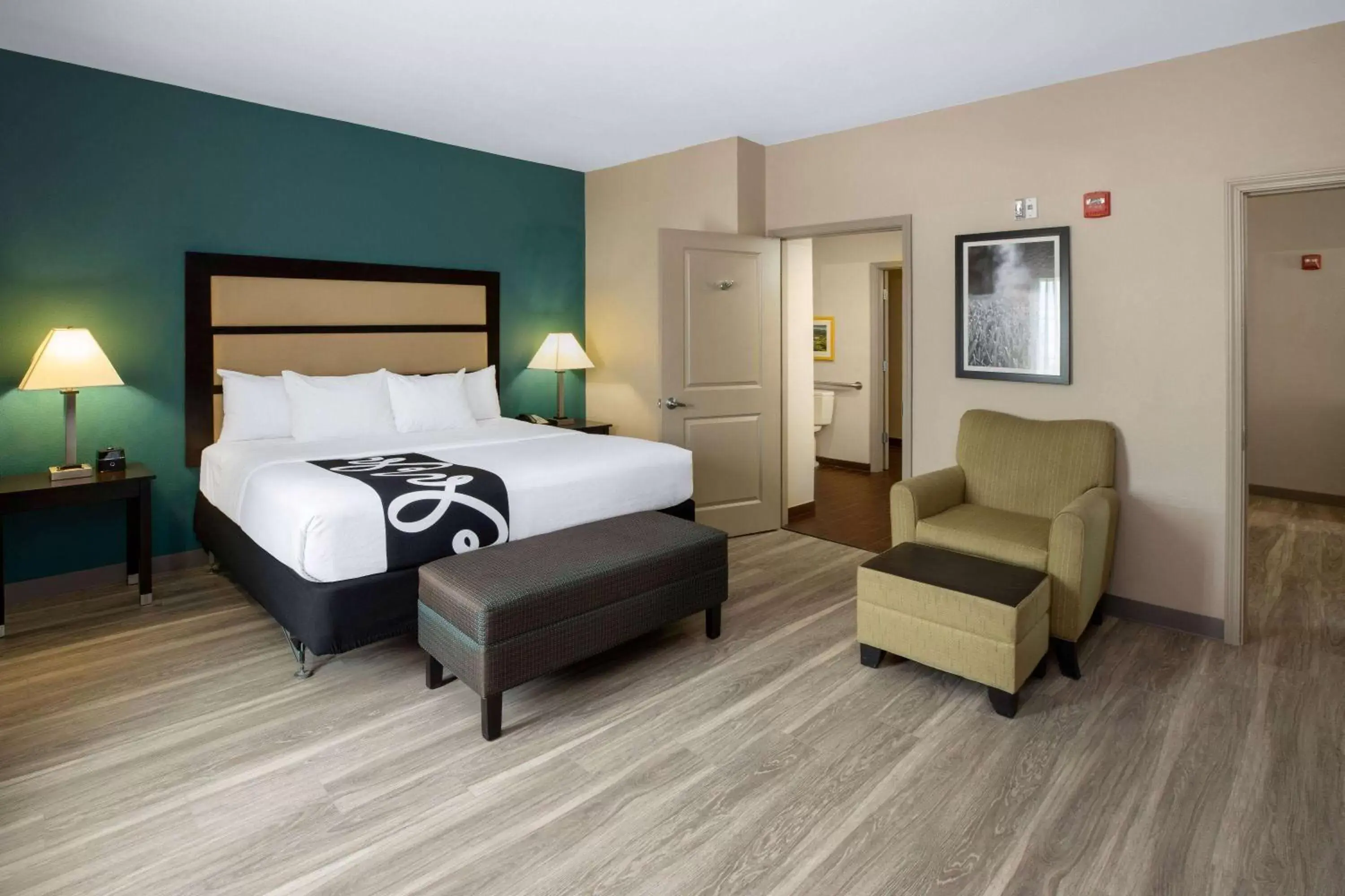 Photo of the whole room, Bed in La Quinta Inn & Suites by Wyndham Durant