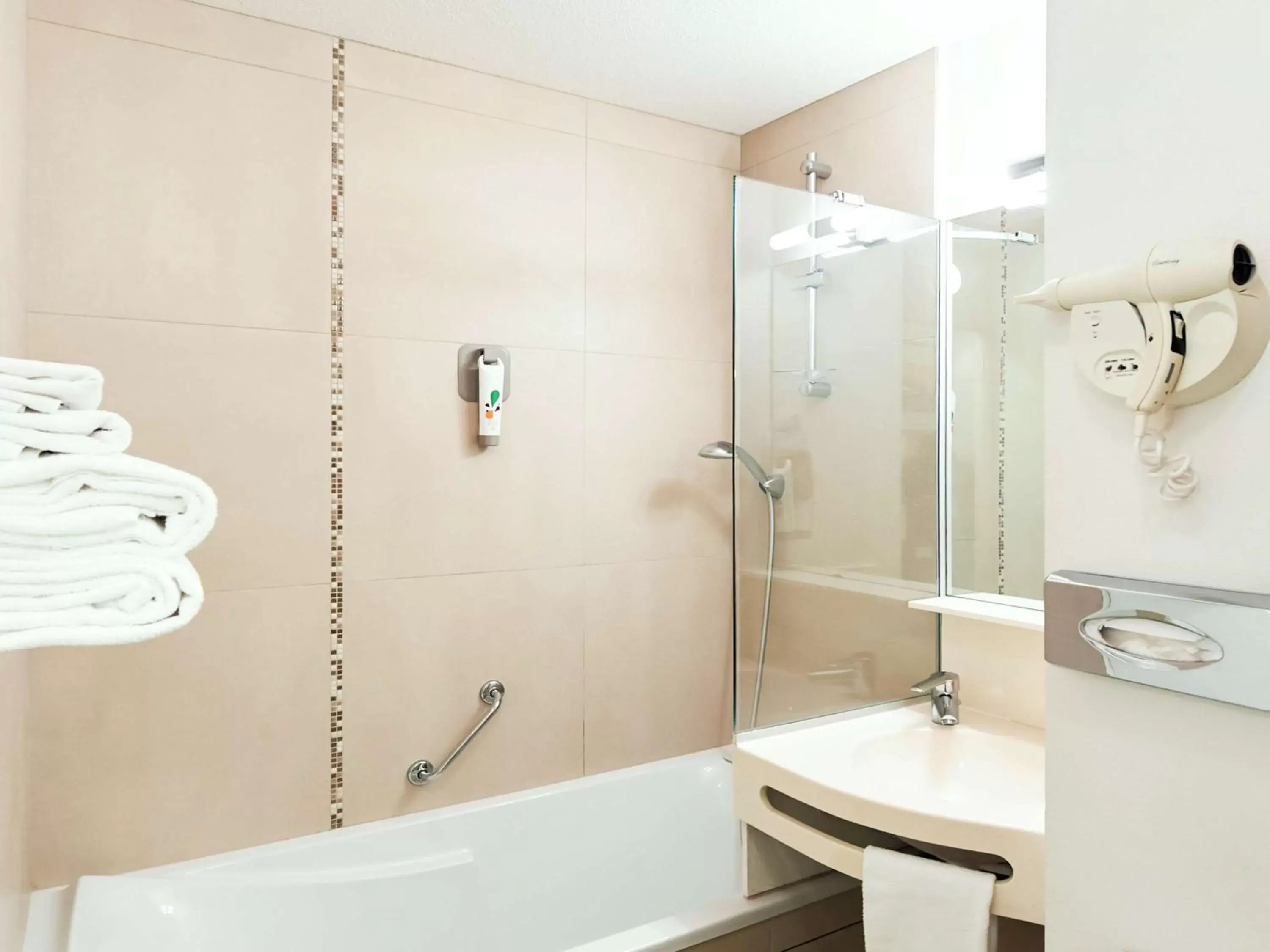 Photo of the whole room, Bathroom in ibis Styles Ouistreham