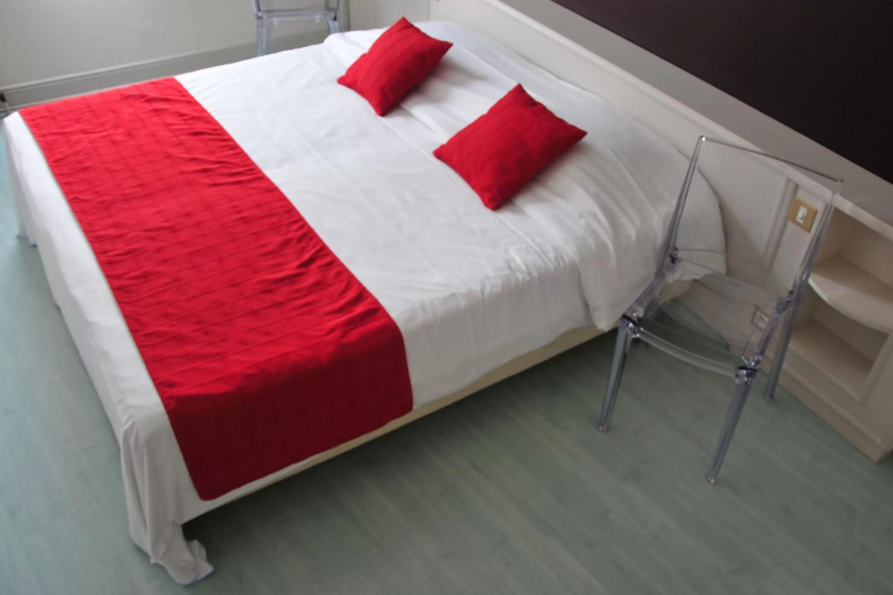 Shower, Bed in Cit'Hotel Europeen