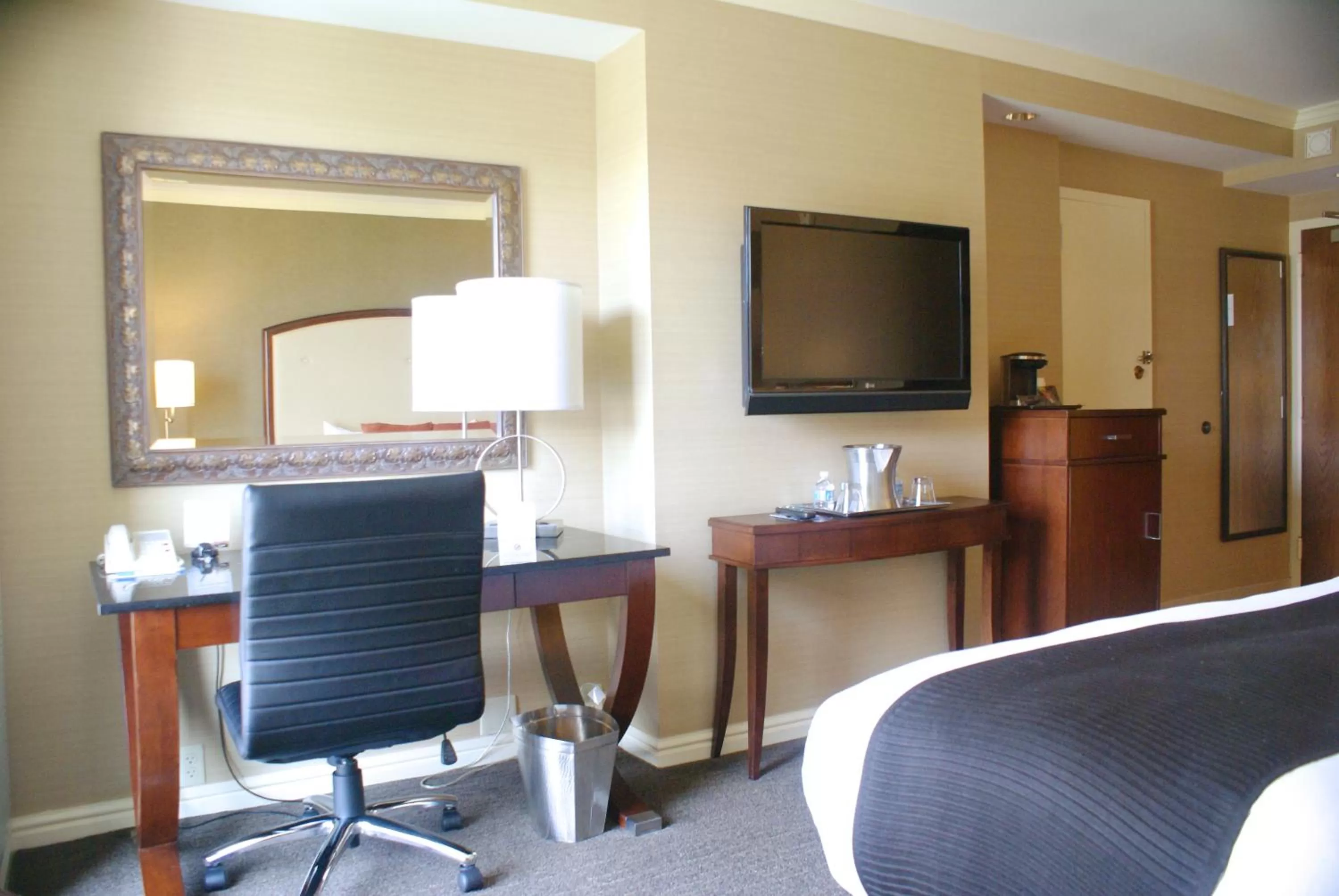 TV and multimedia in Wyndham Grand Pittsburgh